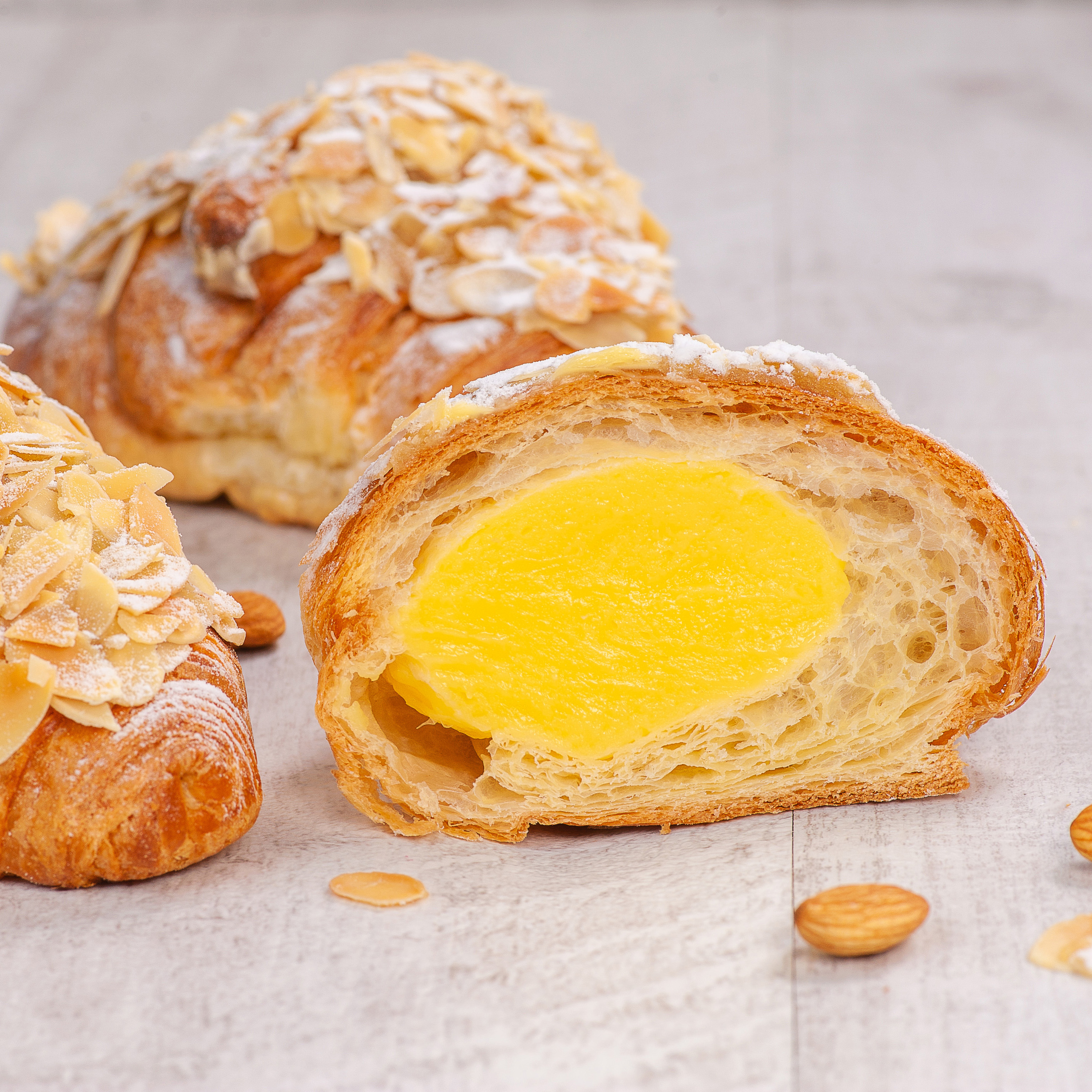 Круассан отпечённый с миндалем и миндальным кремом изображение 2