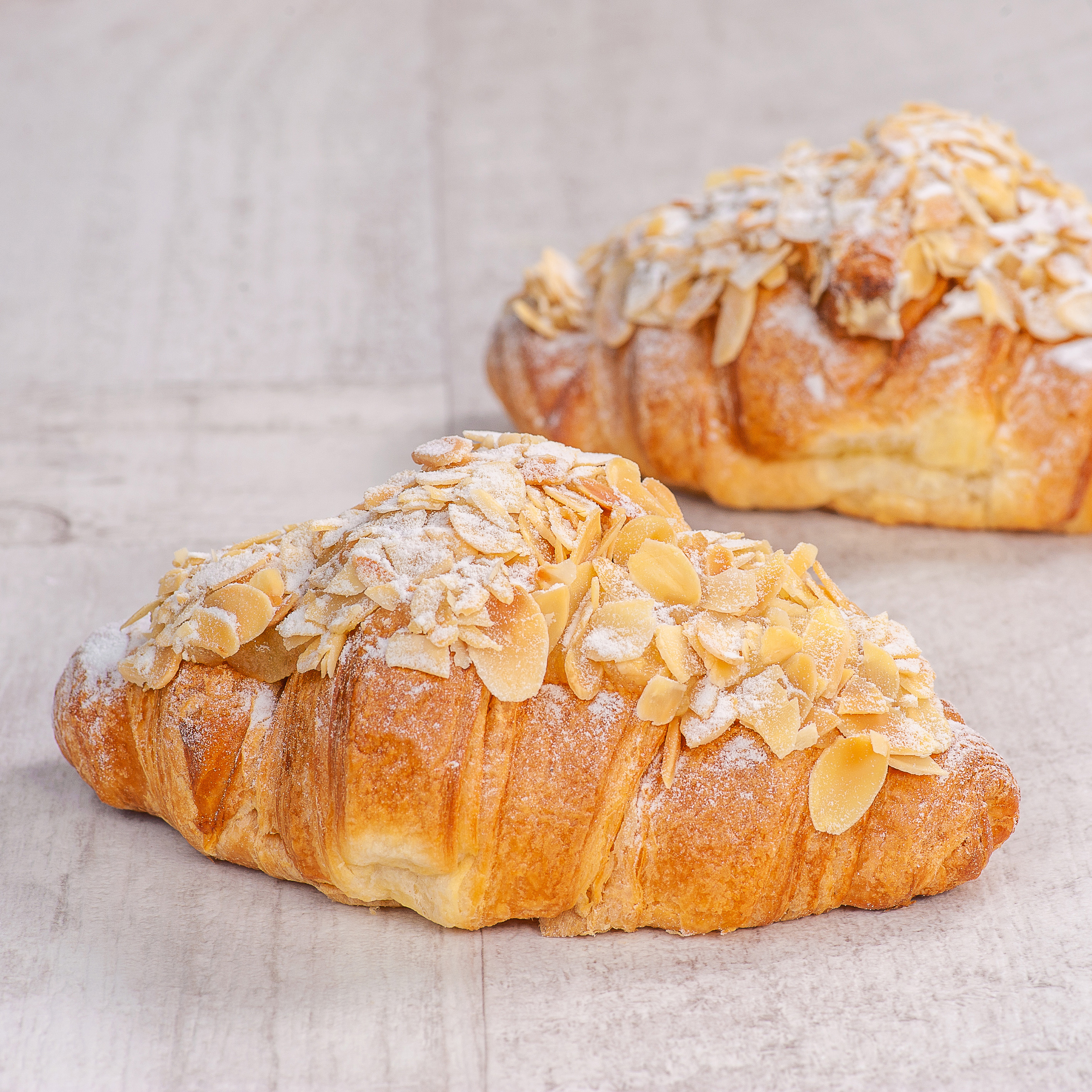 Круассан отпечённый с миндалем и миндальным кремом изображение 3