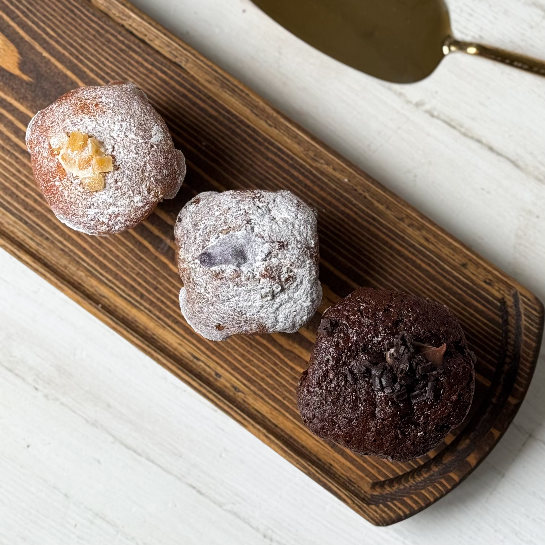 Ассорти маффинов из 3-х вкусов: черничный, шоколадный, апельсиновый изображение 3