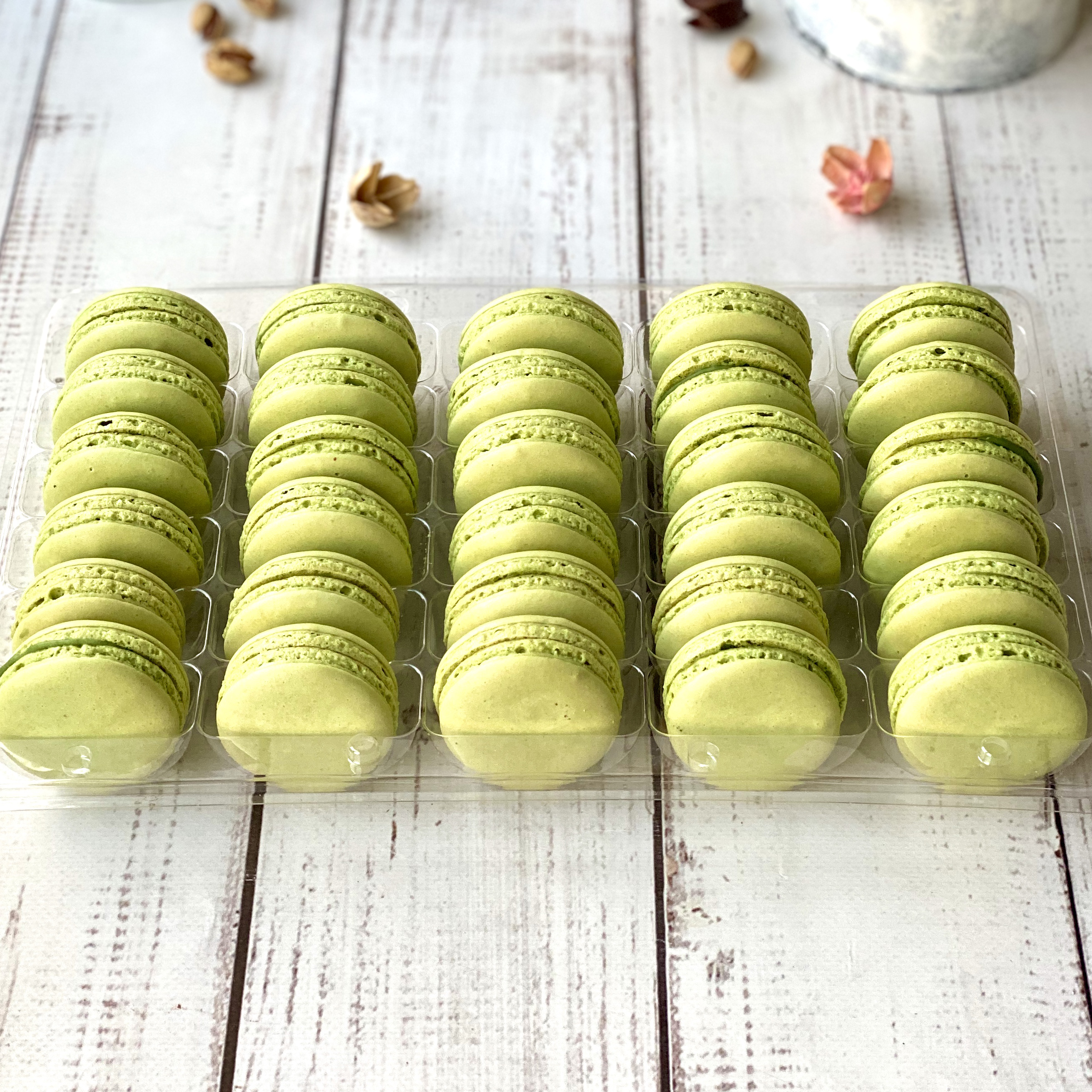 Французское миндальное фисташковое печенье с начинкой. изображение 2