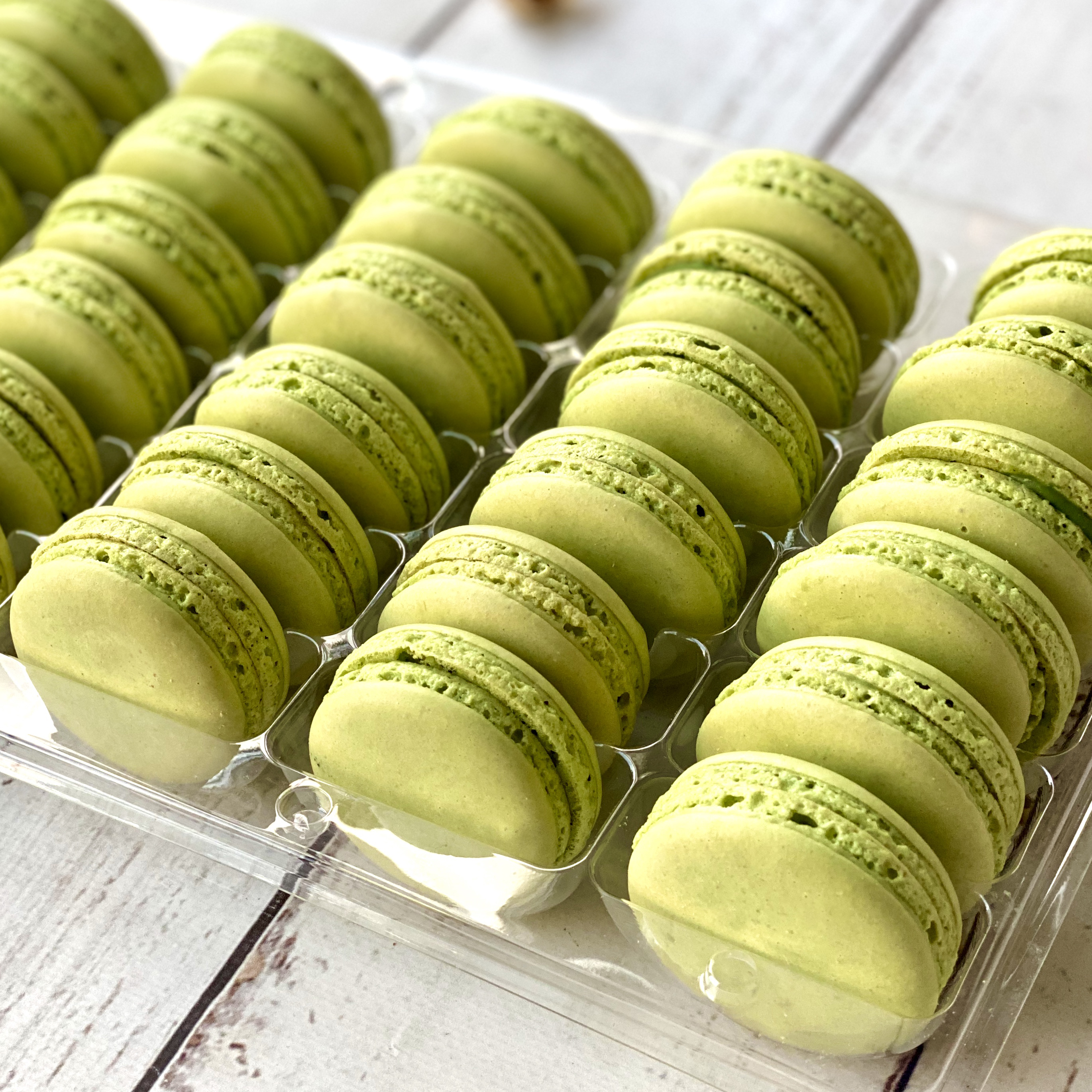 Французское миндальное фисташковое печенье с начинкой. изображение 3