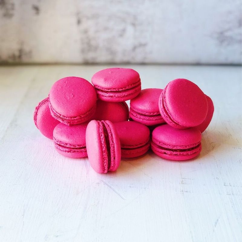 Французское миндальное малиновое печенье с начинкой. изображение 1