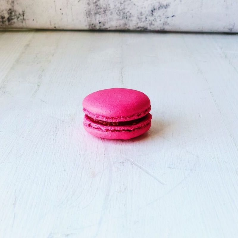 Французское миндальное малиновое печенье с начинкой. изображение 3