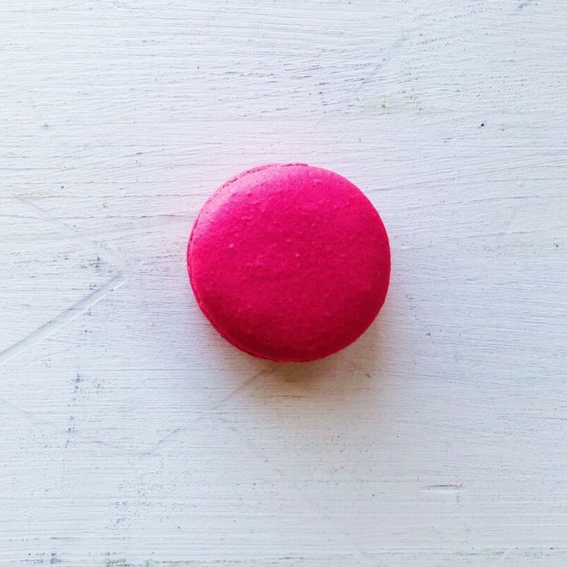 Французское миндальное малиновое печенье с начинкой. изображение 4