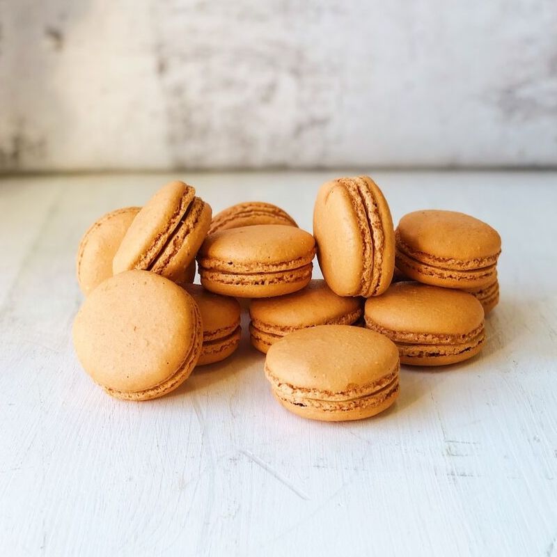 Французское миндальное карамельное печенье с начинкой. изображение 1