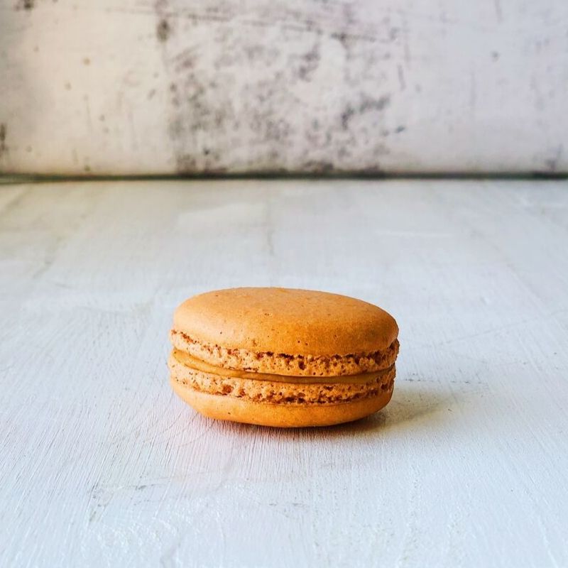 Французское миндальное карамельное печенье с начинкой. изображение 3