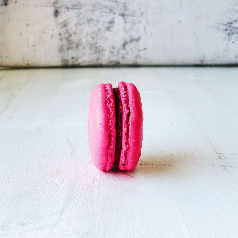 Французское миндальное малиновое печенье с начинкой. изображение 5