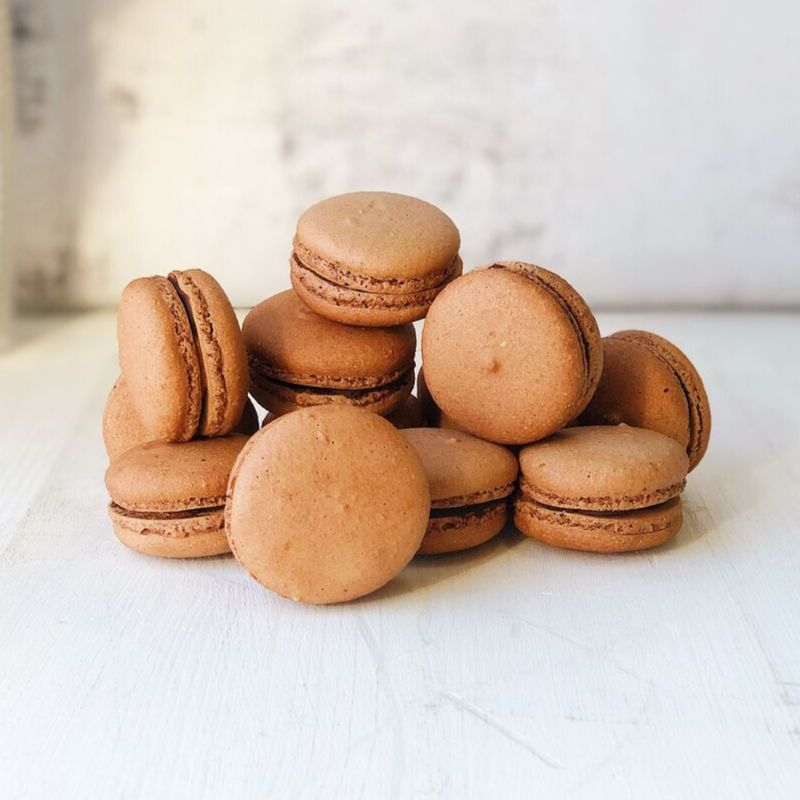 Французское миндальное шоколадное печенье с начинкой. изображение 1