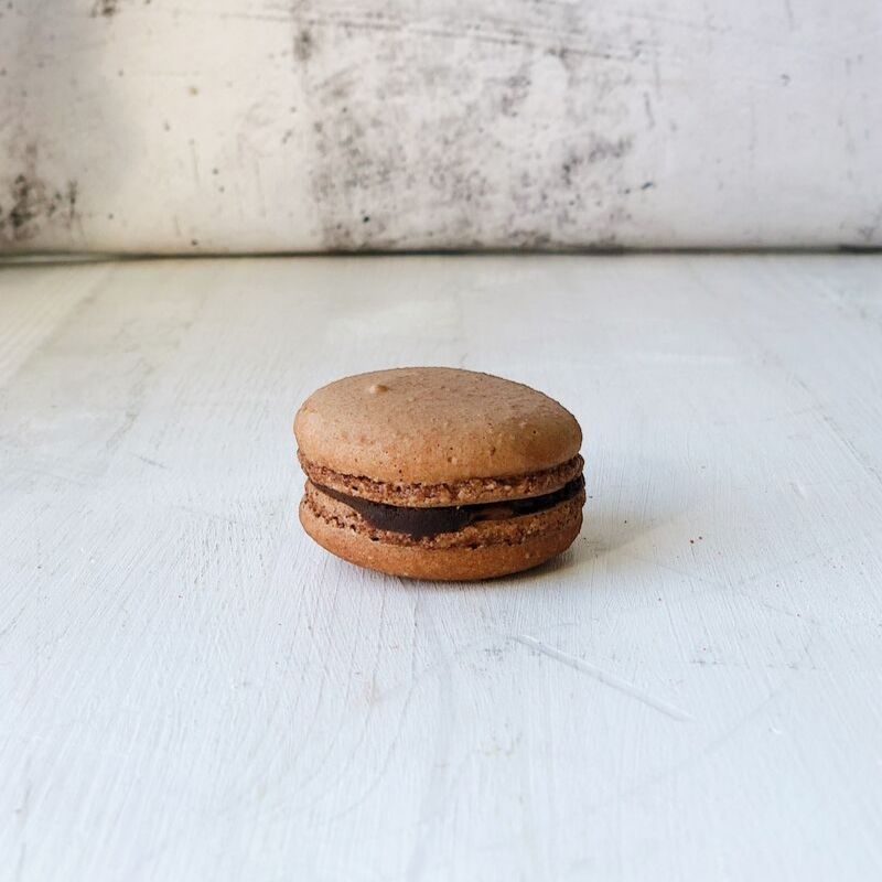 Французское миндальное шоколадное печенье с начинкой. изображение 4