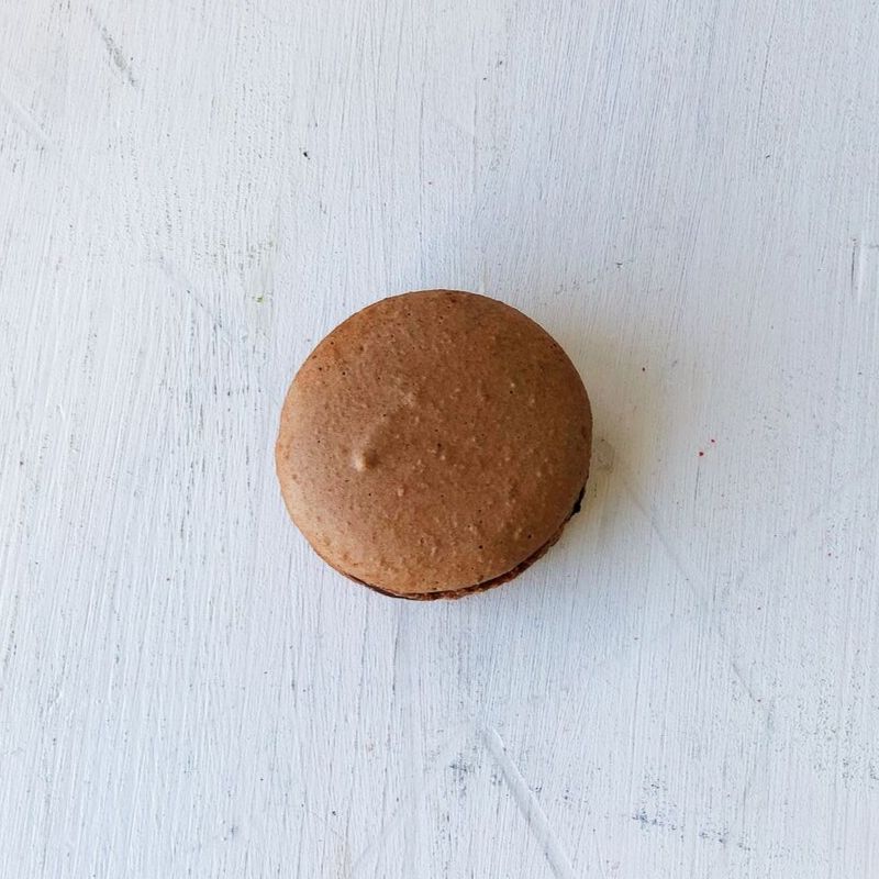 Французское миндальное шоколадное печенье с начинкой. изображение 5