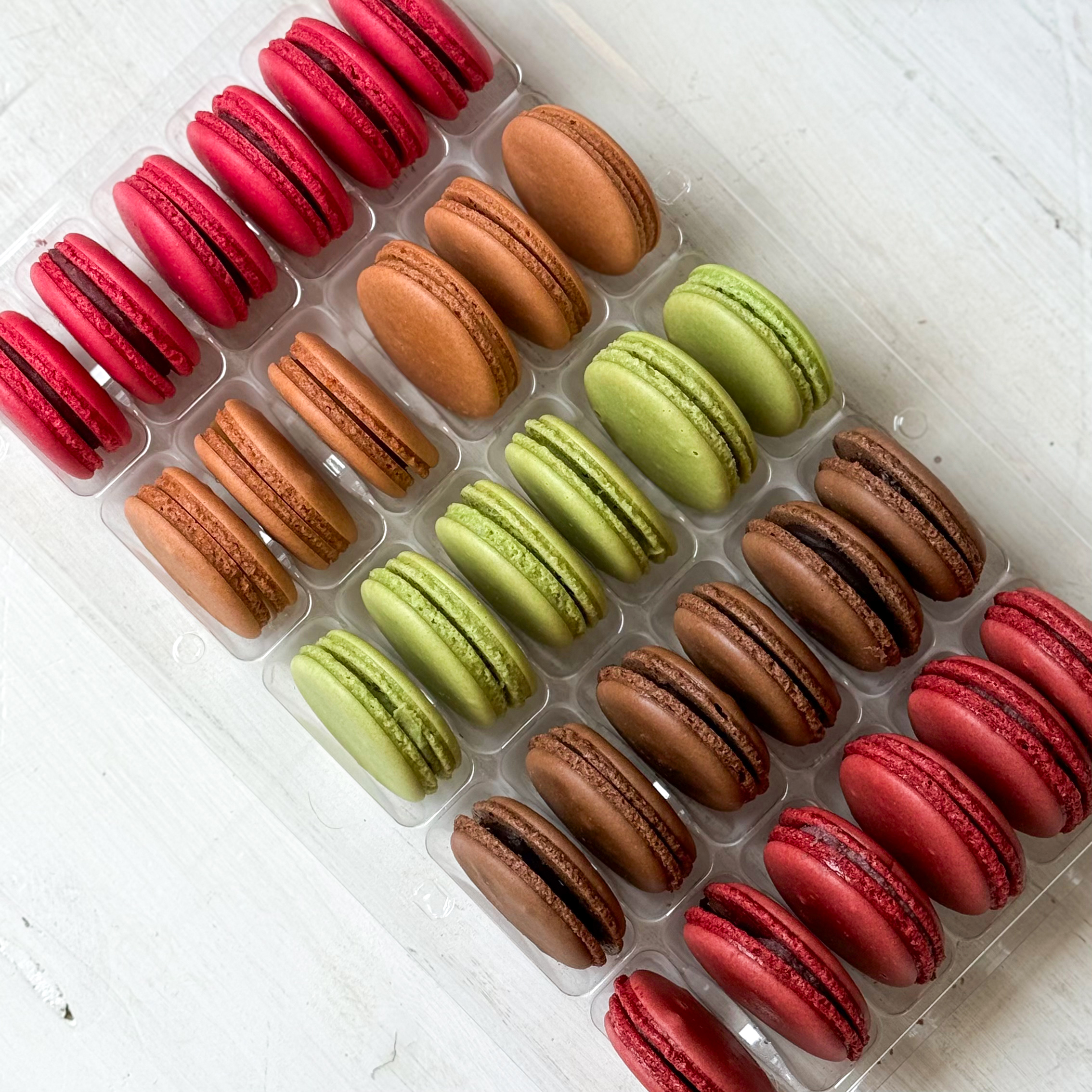 Миндальное печенье с начинкой. В коробке 5 вкусов "малина", "шоколад", "вишня", "фисташка", "карамель". изображение 2