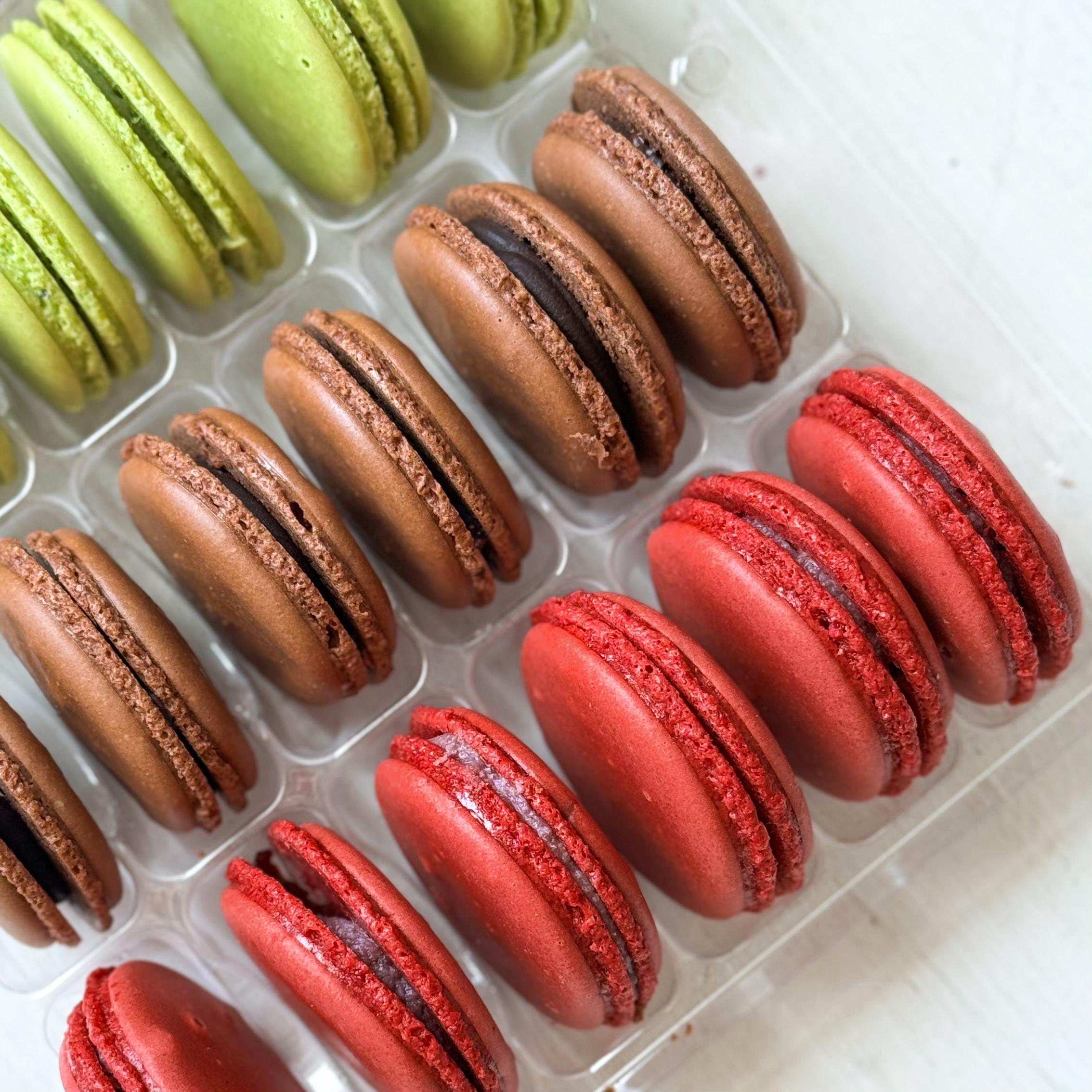 Миндальное печенье с начинкой. В коробке 5 вкусов "малина", "шоколад", "вишня", "фисташка", "карамель". изображение 3