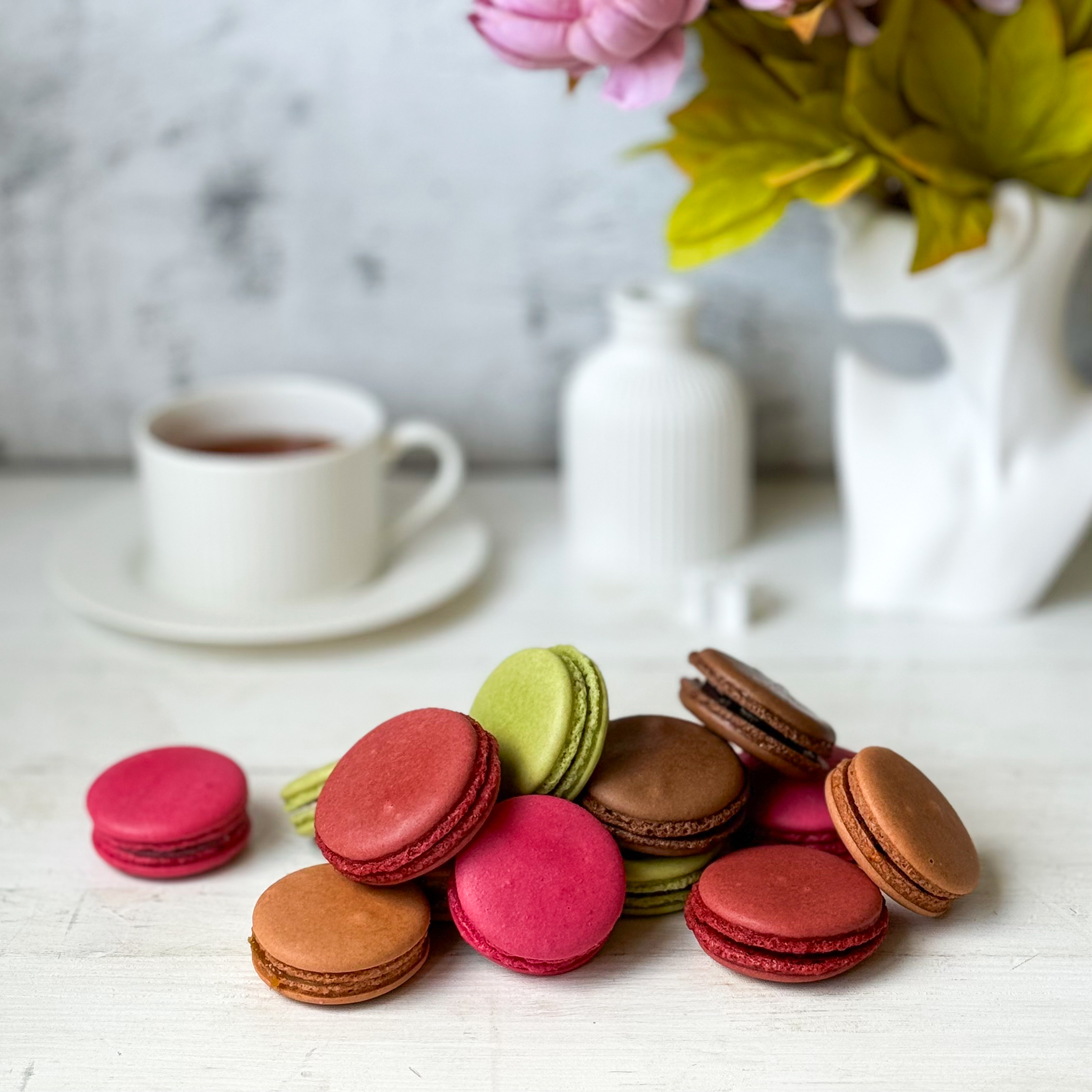 Миндальное печенье с начинкой. В коробке 5 вкусов "малина", "шоколад", "вишня", "фисташка", "карамель". изображение 4