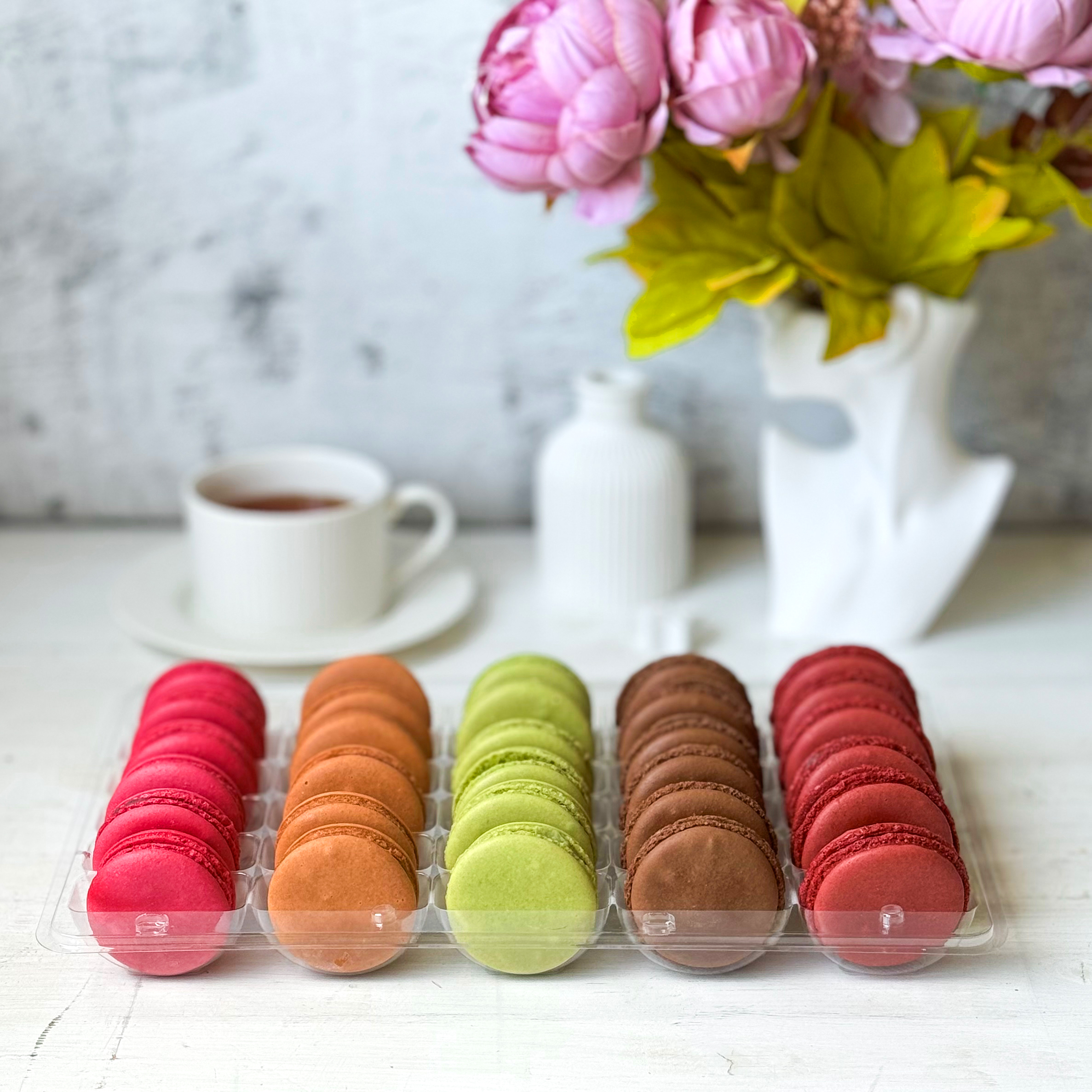 Миндальное печенье с начинкой. В коробке 5 вкусов "малина", "шоколад", "вишня", "фисташка", "карамель". изображение 5