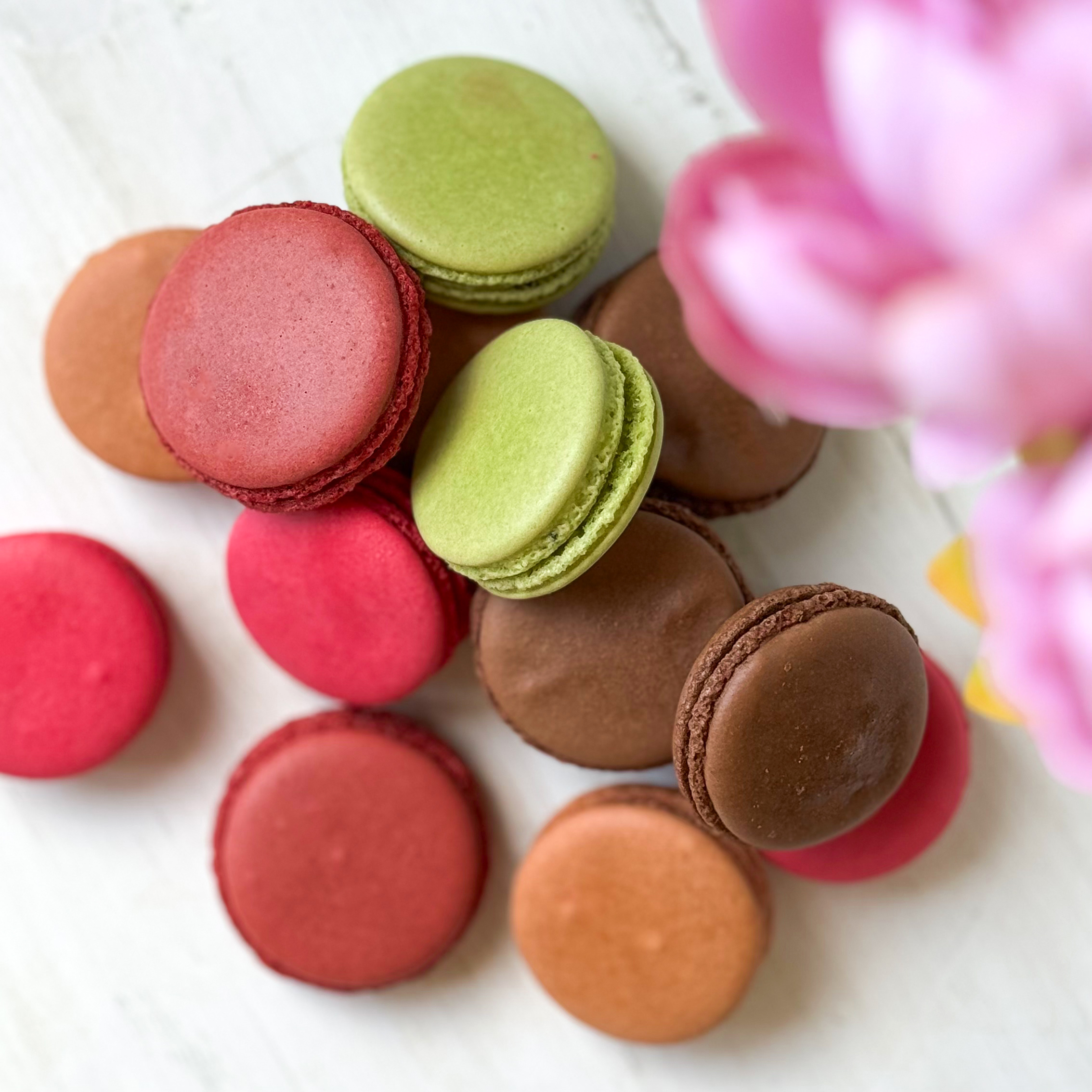 Миндальное печенье с начинкой. В коробке 5 вкусов "малина", "шоколад", "вишня", "фисташка", "карамель". изображение 6