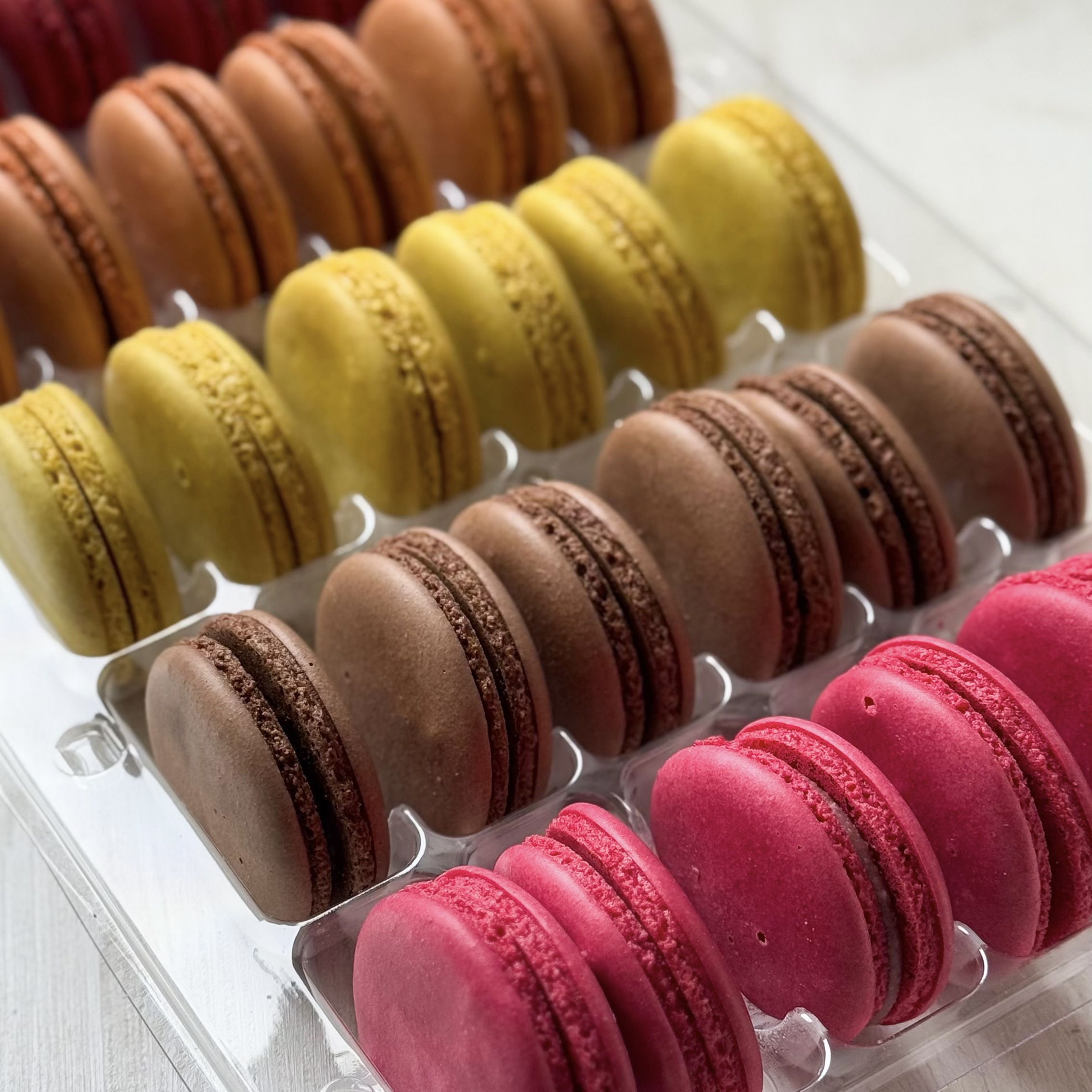 Миндальное печенье с начинкой. В коробке 5 вкусов "малина", "шоколад", "вишня", "лимон", "карамель". изображение 2