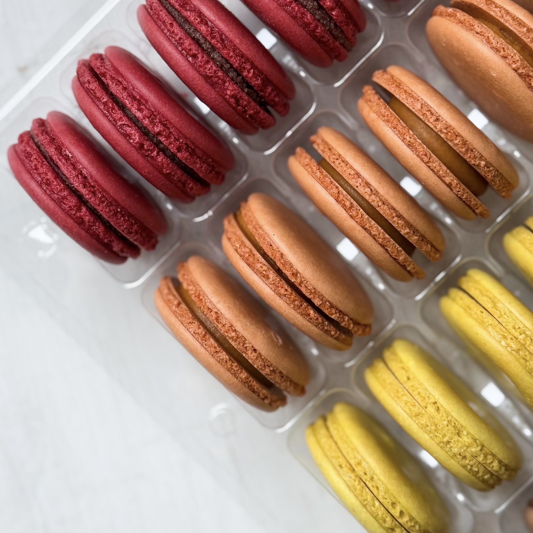 Миндальное печенье с начинкой. В коробке 5 вкусов "малина", "шоколад", "вишня", "лимон", "карамель". изображение 5