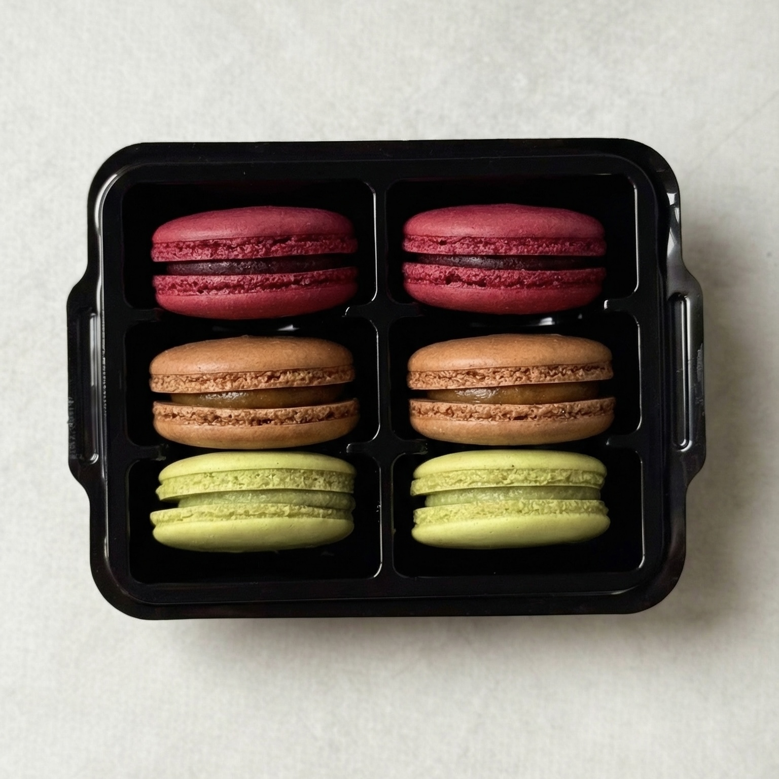 Миндальное печенье с начинкой. В упаковке 3 вкуса: "вишня", "карамель", "фисташка". изображение 1