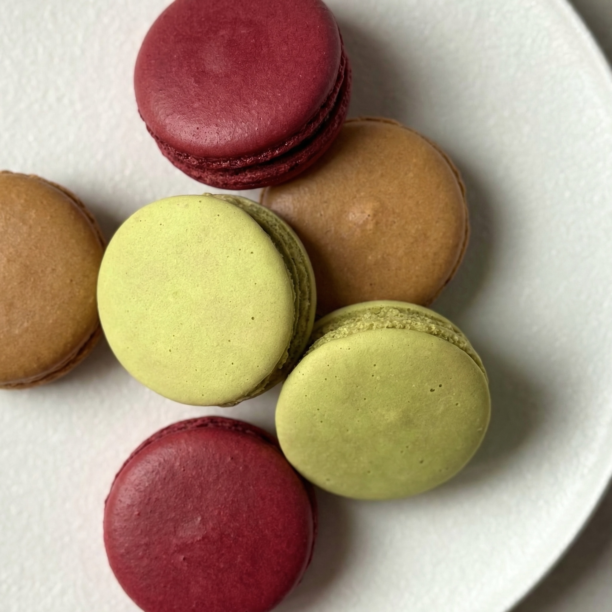 Миндальное печенье с начинкой. В упаковке 3 вкуса: "вишня", "карамель", "фисташка". изображение 3