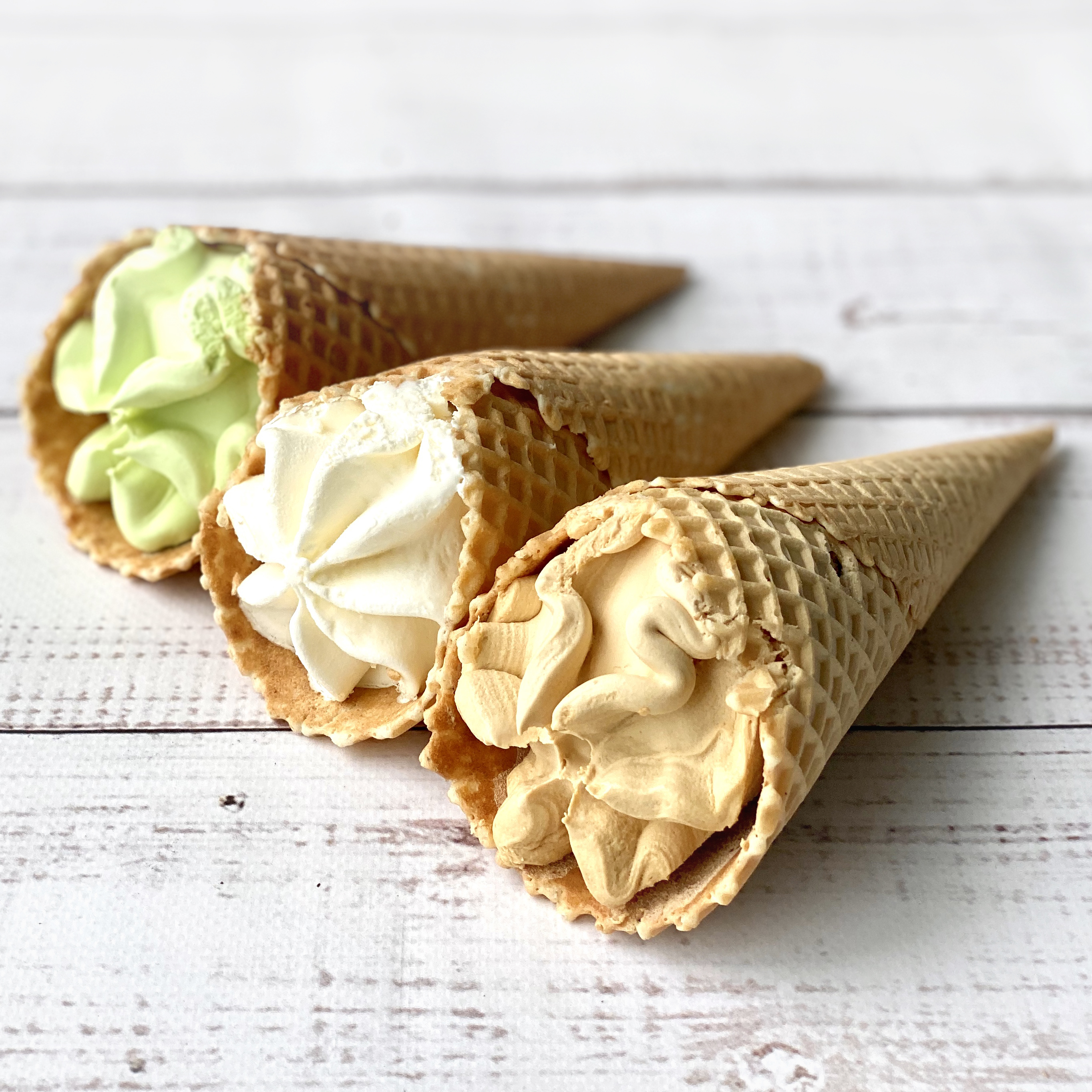 Мороженое Гигантер в сахарном рожке, рожок пролит шоколадной глазурью. 3 вкуса: ванильный, крем-брюле, фисташковый. изображение 1