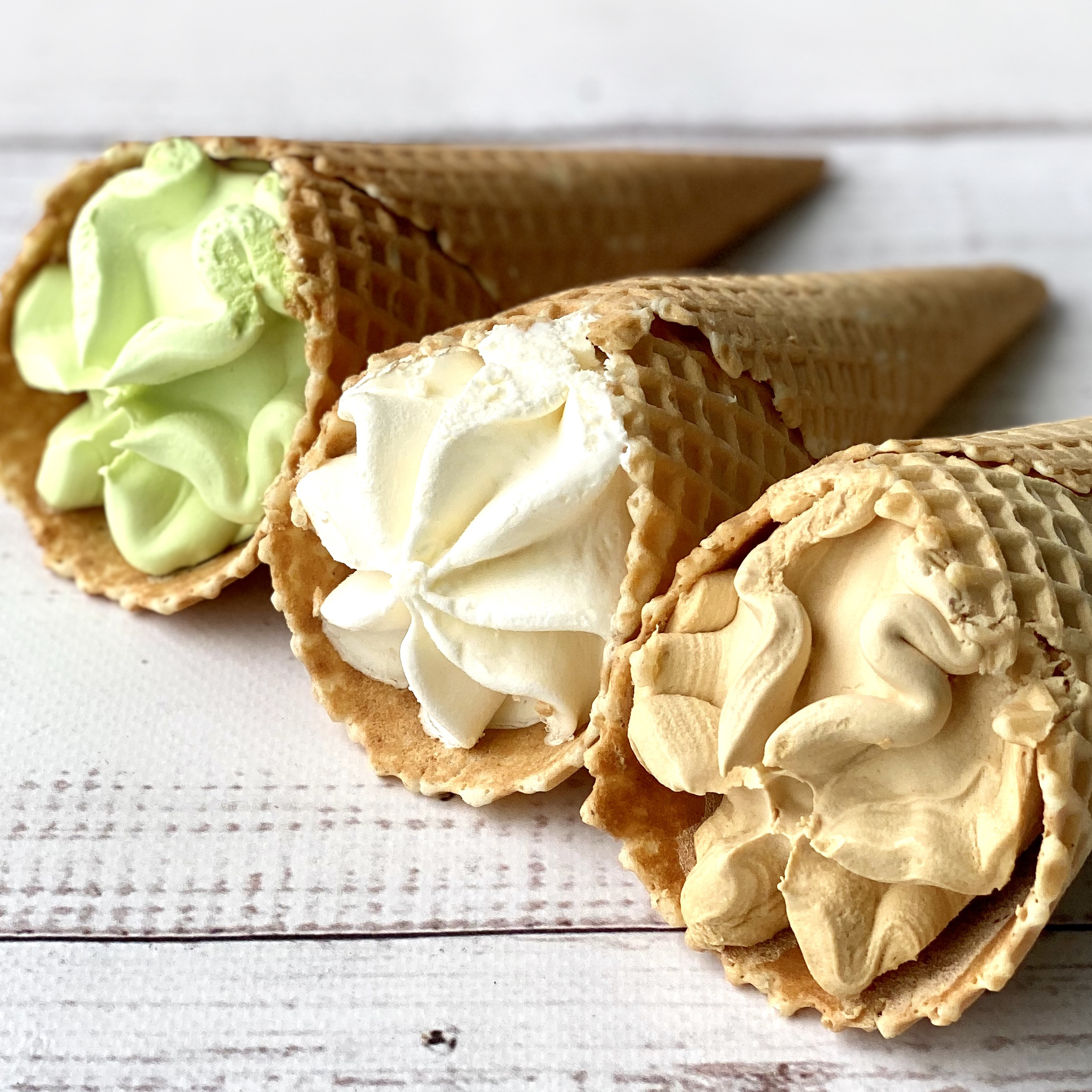 Мороженое Гигантер в сахарном рожке, рожок пролит шоколадной глазурью. 3 вкуса: ванильный, крем-брюле, фисташковый. изображение 2