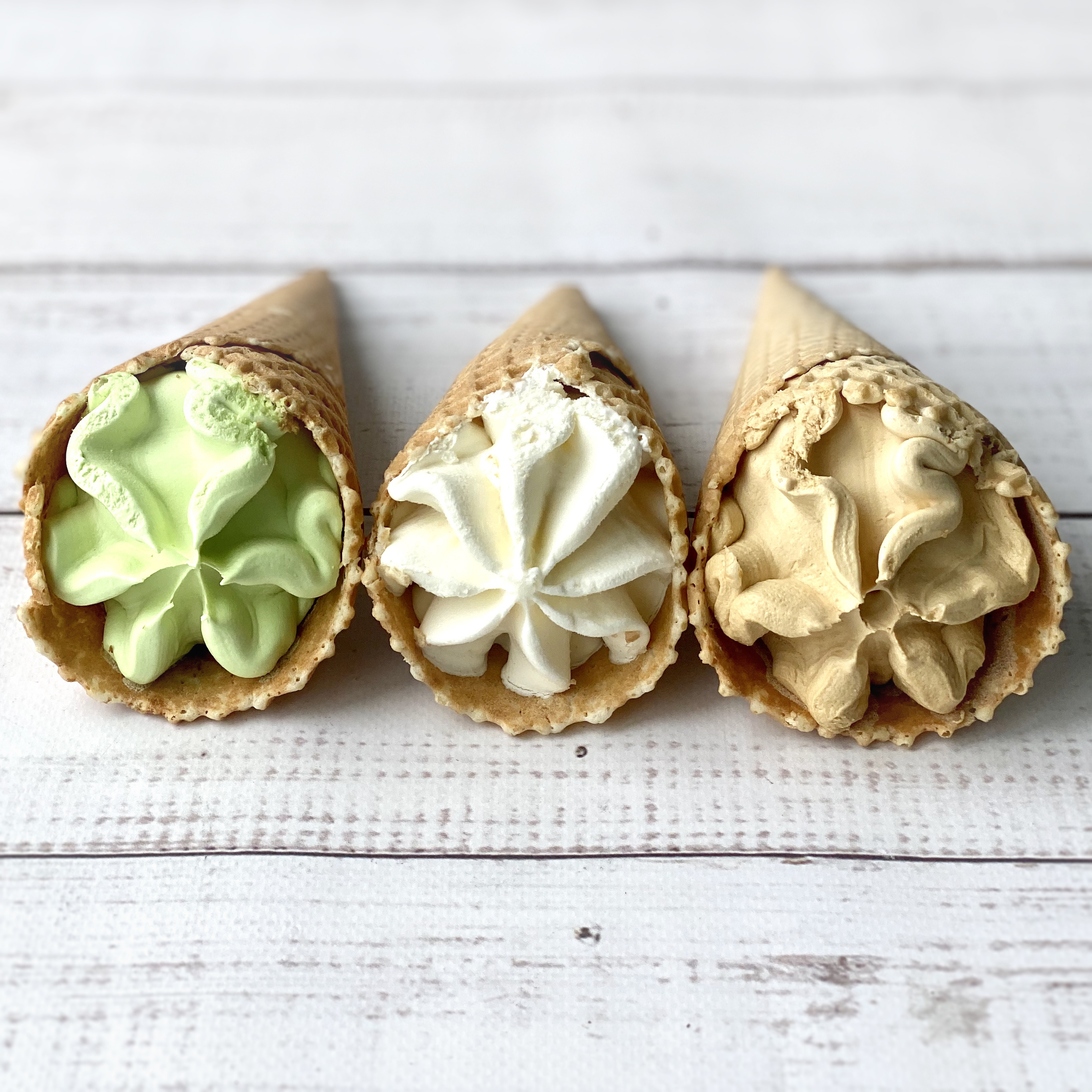 Мороженое Гигантер в сахарном рожке, рожок пролит шоколадной глазурью. 3 вкуса: ванильный, крем-брюле, фисташковый. изображение 3