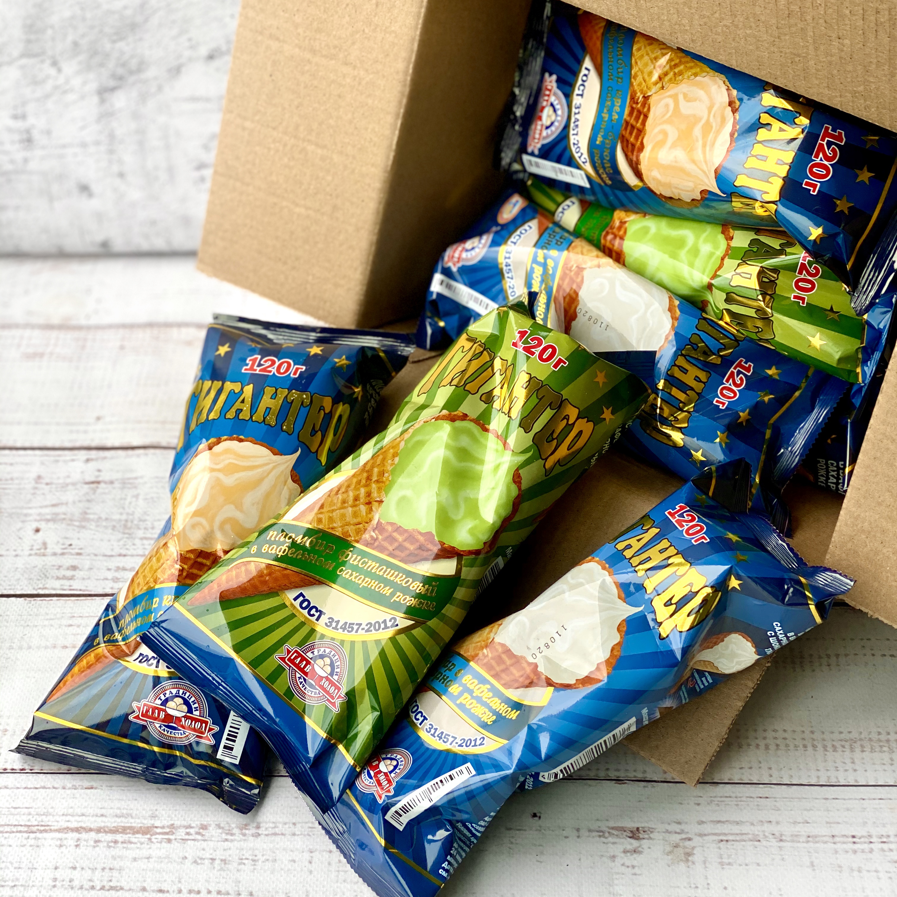 Мороженое Гигантер в сахарном рожке, рожок пролит шоколадной глазурью. 3 вкуса: ванильный, крем-брюле, фисташковый. изображение 4