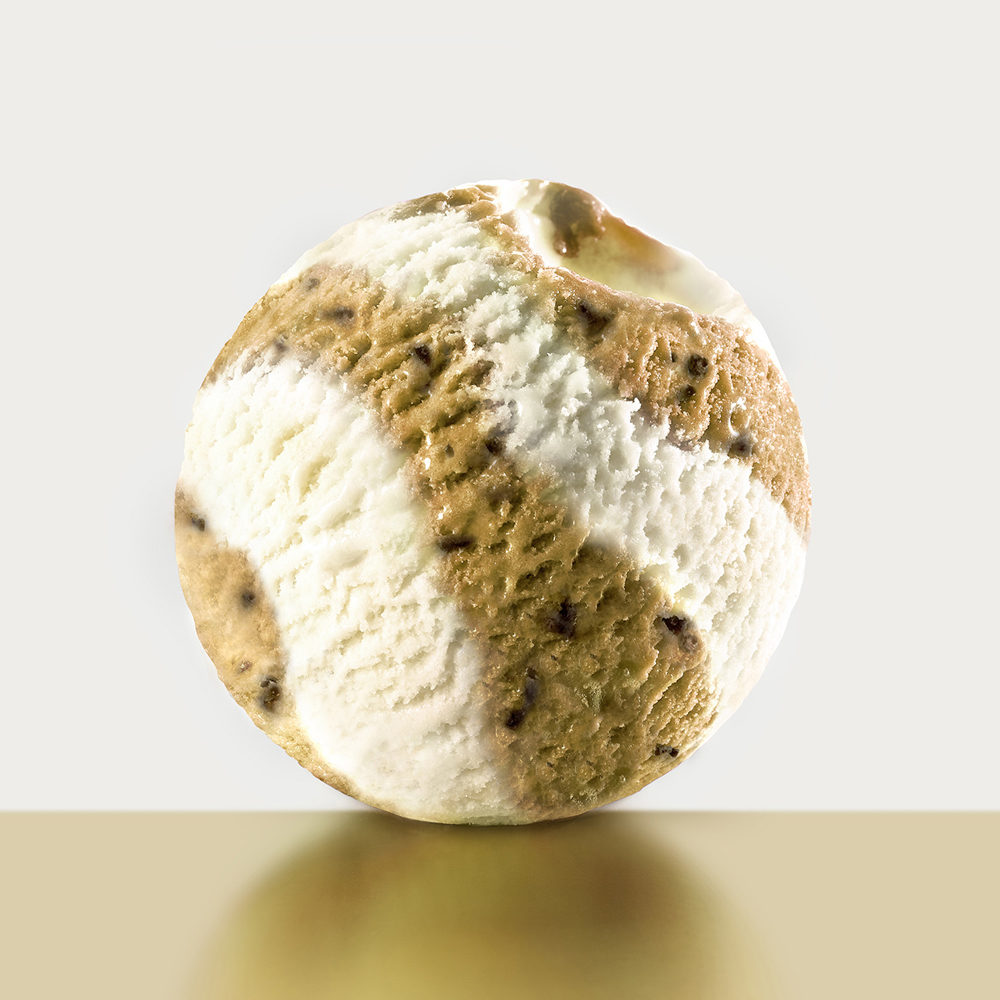 Замороженный десерт со сливочно-кофейным вкусом с кусочками кофейного шоколада. изображение 1