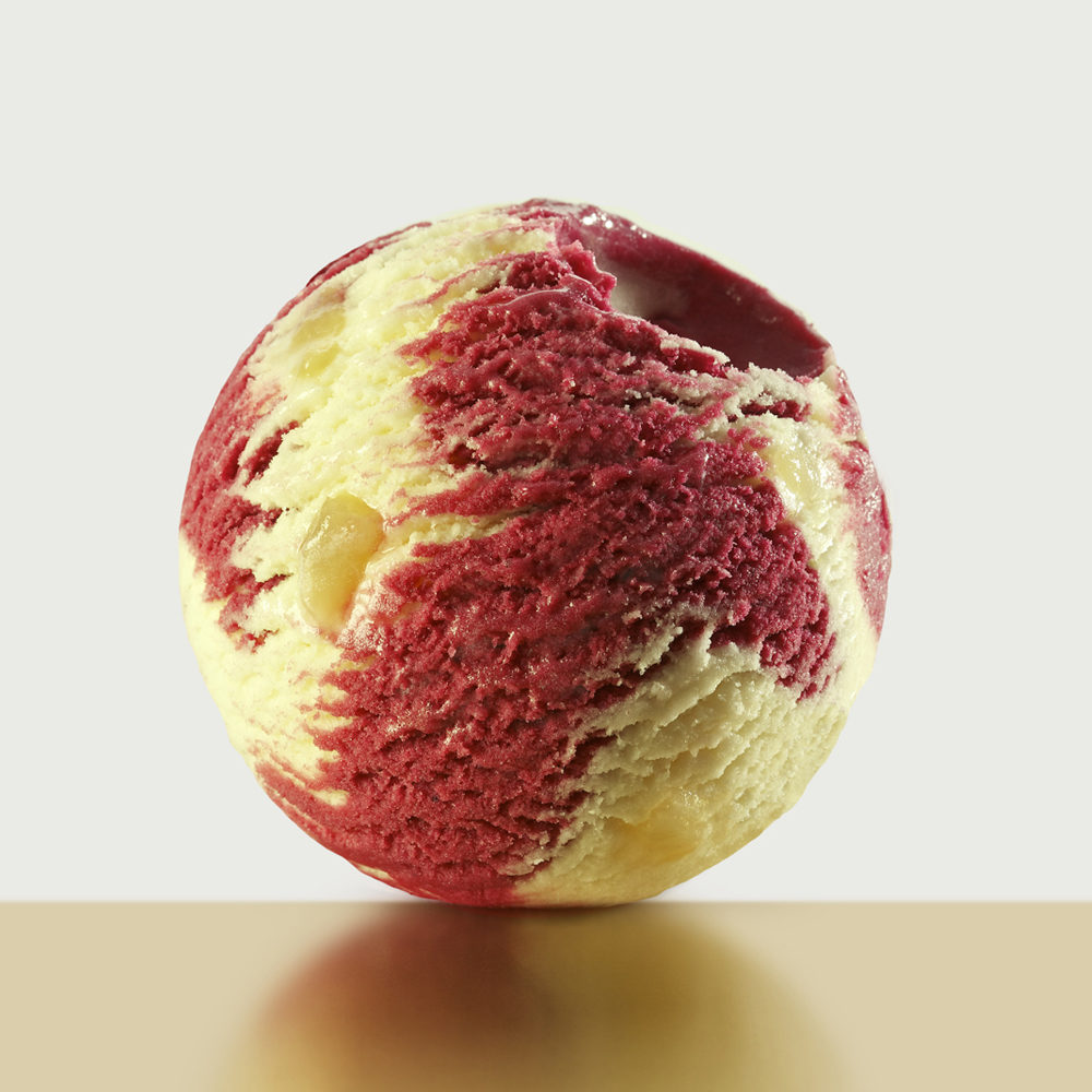 Восхитительная смесь из сорбета из красного винограда с йогуртовым мороженым с белым виноградом. изображение 1