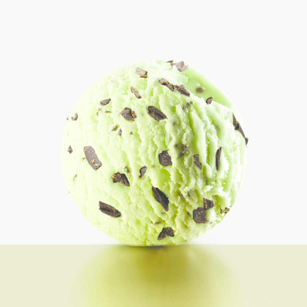 Изысканный контраст мяты и шоколада - настоящее классическое сочетание освежающего вкуса и французских традиций.Сливочное мятное мороженое с кусочками шоколада получило признание во всем мире. изображение 1