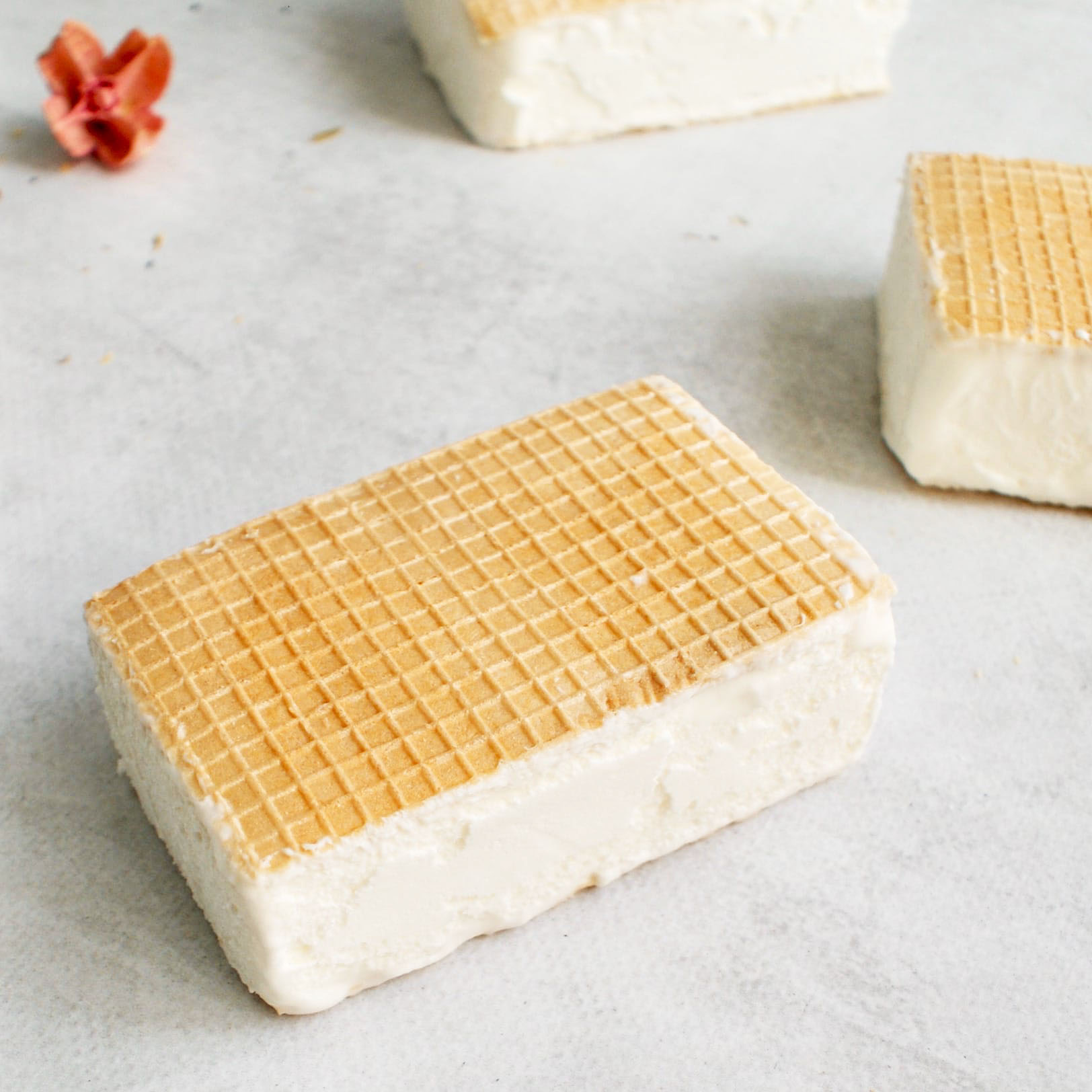 Между двух тонких вафель настоящий пломбир на сливочном масле с ванильным вкусом. изображение 2