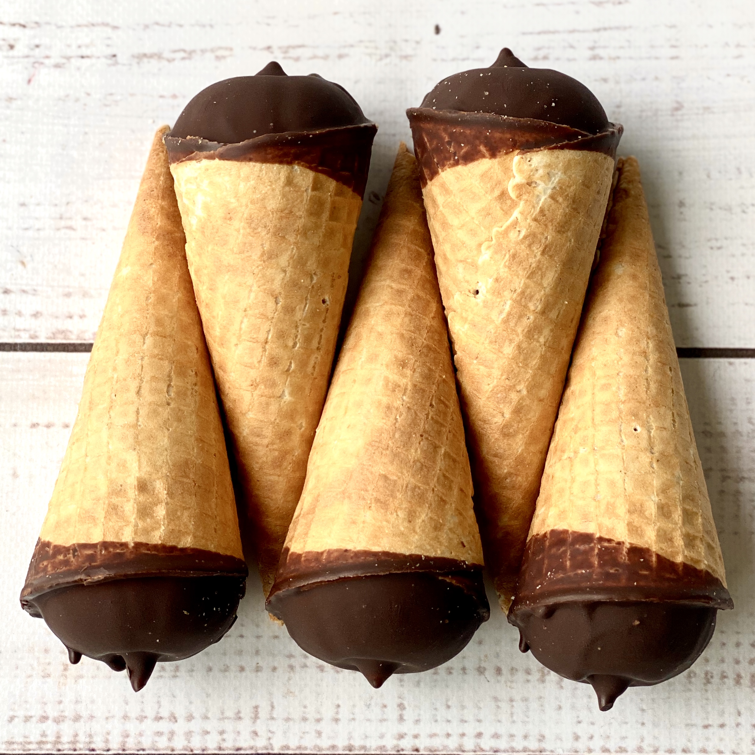 Пломбир в сахарном рожке, политый шоколадом изображение 1