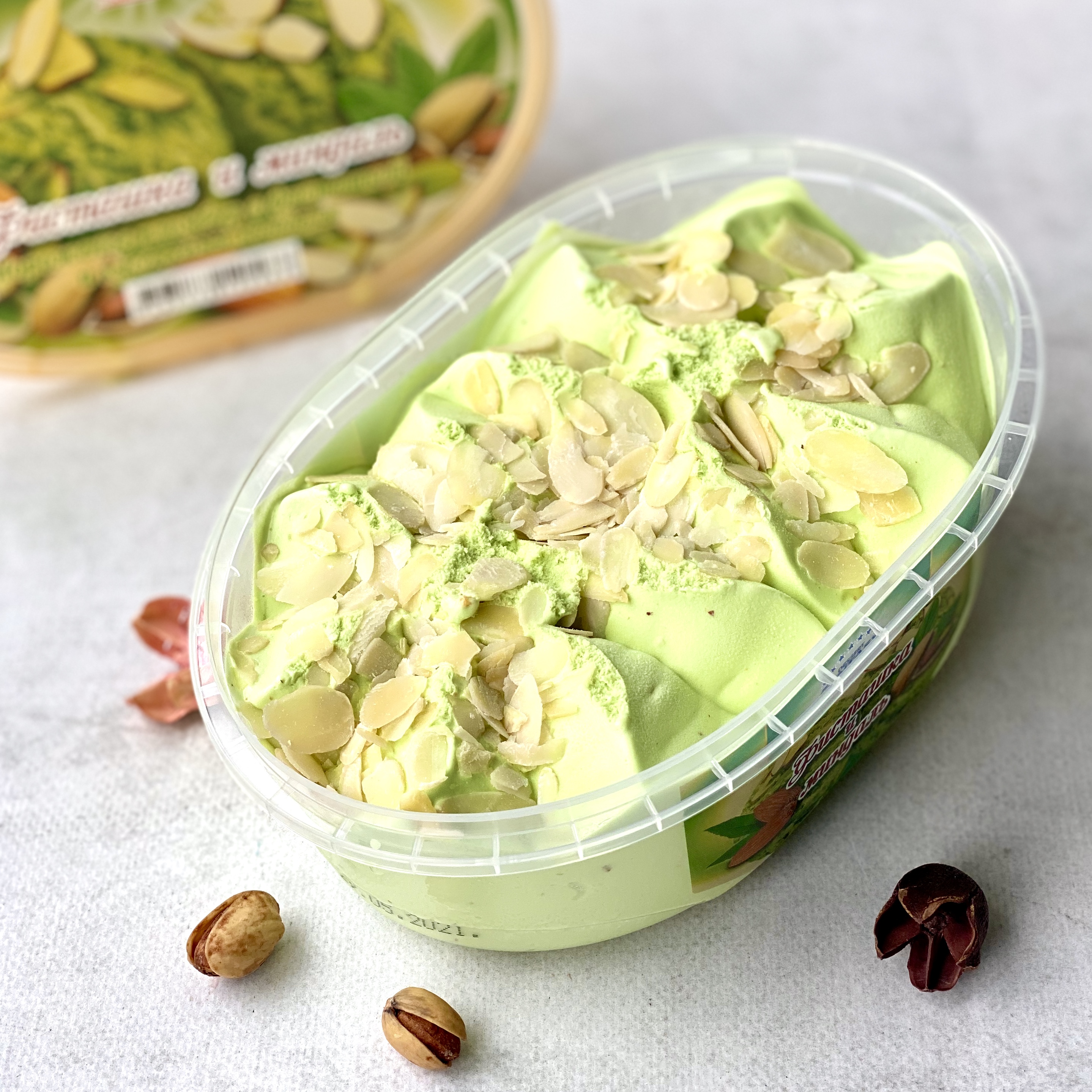 Мороженое пломбир с фисташкой и кусочками миндаля. изображение 1