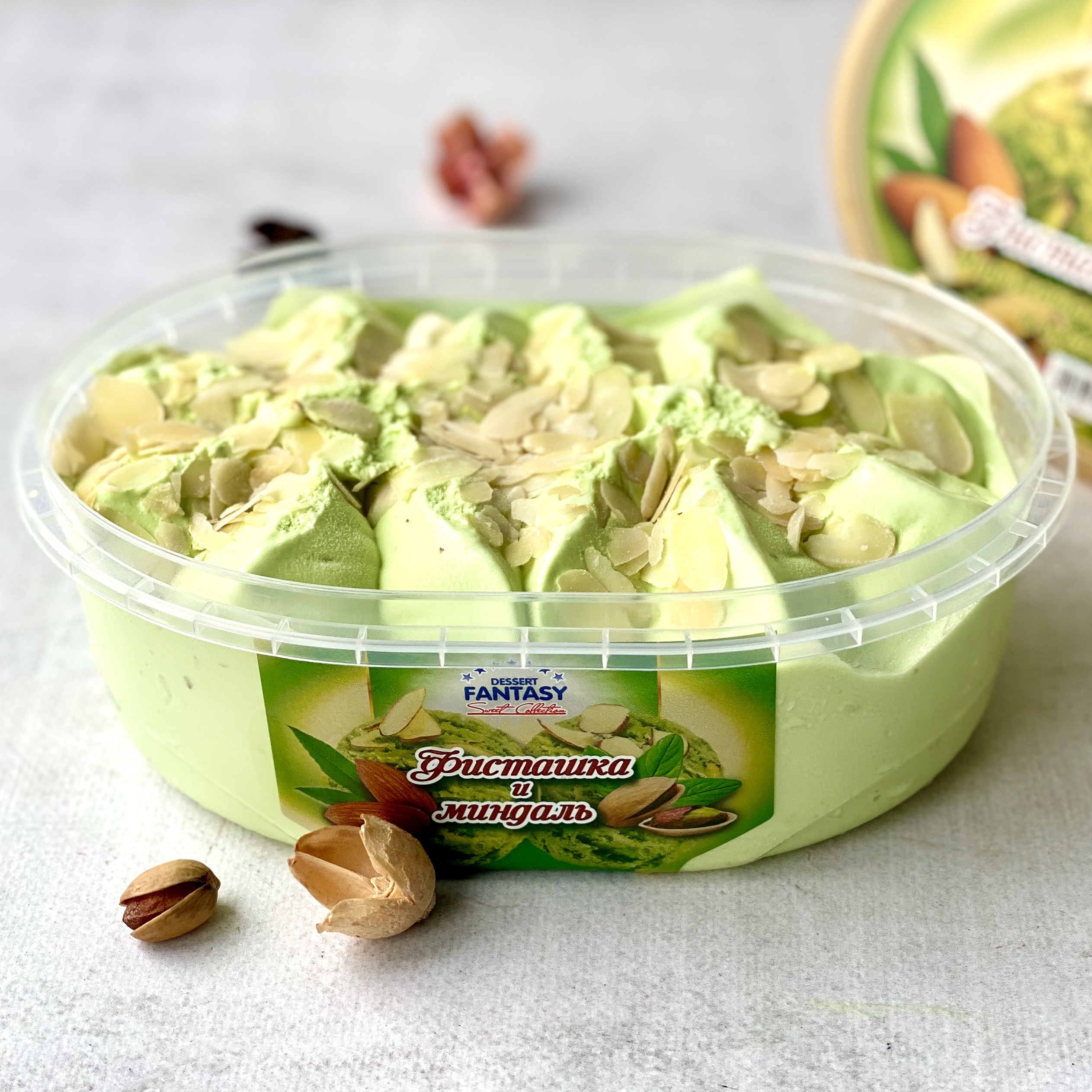 Мороженое пломбир с фисташкой и кусочками миндаля. изображение 2