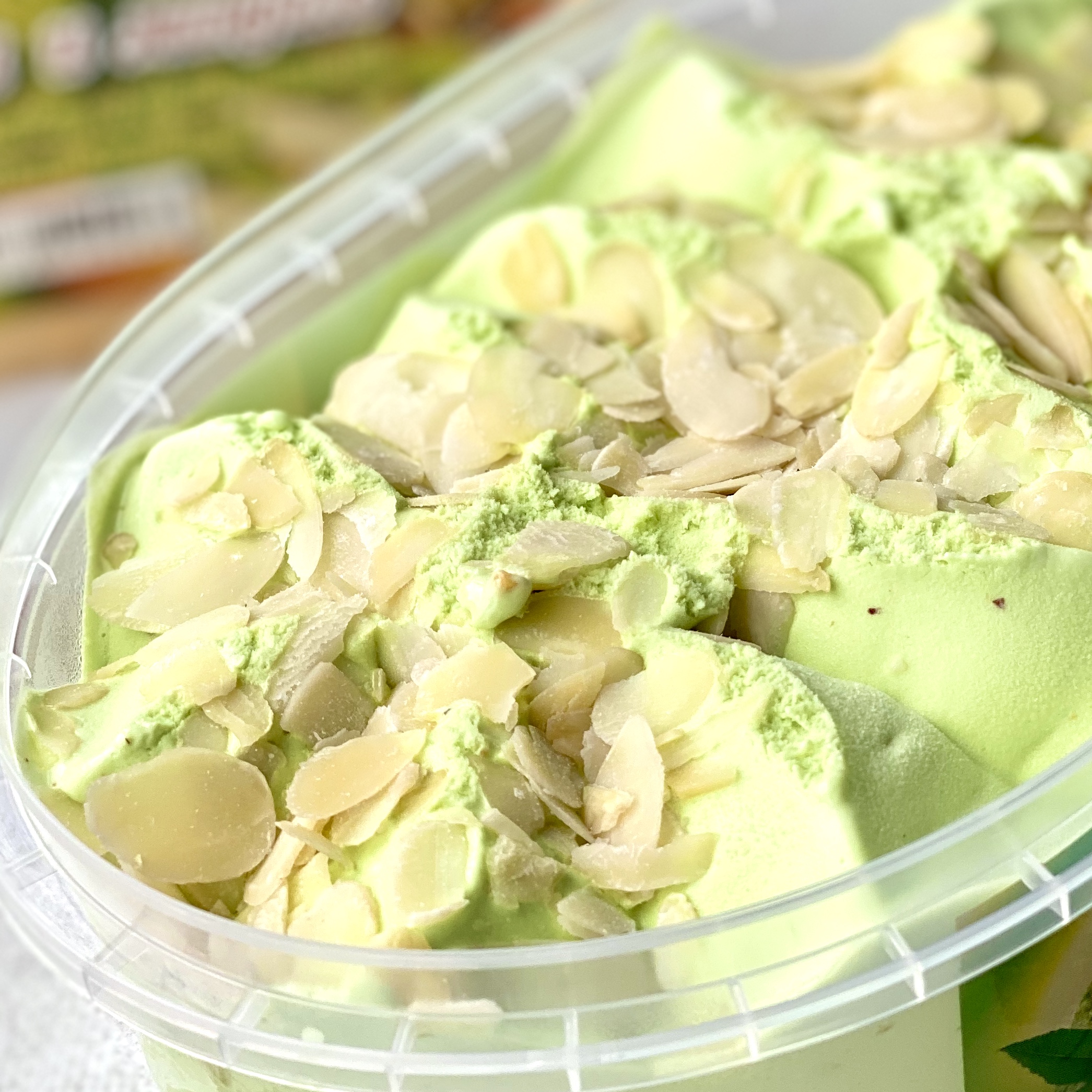 Мороженое пломбир с фисташкой и кусочками миндаля. изображение 3