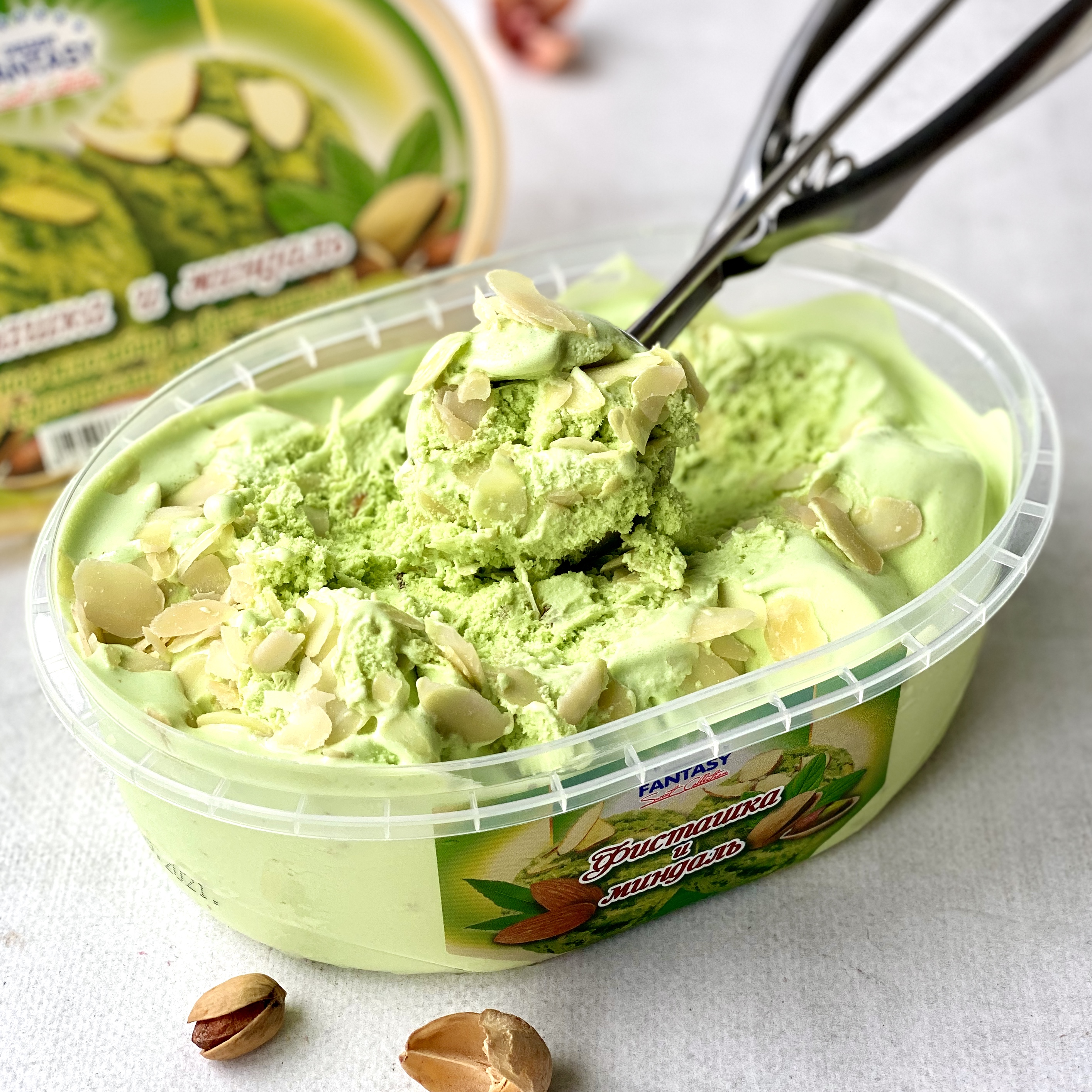 Мороженое пломбир с фисташкой и кусочками миндаля. изображение 4