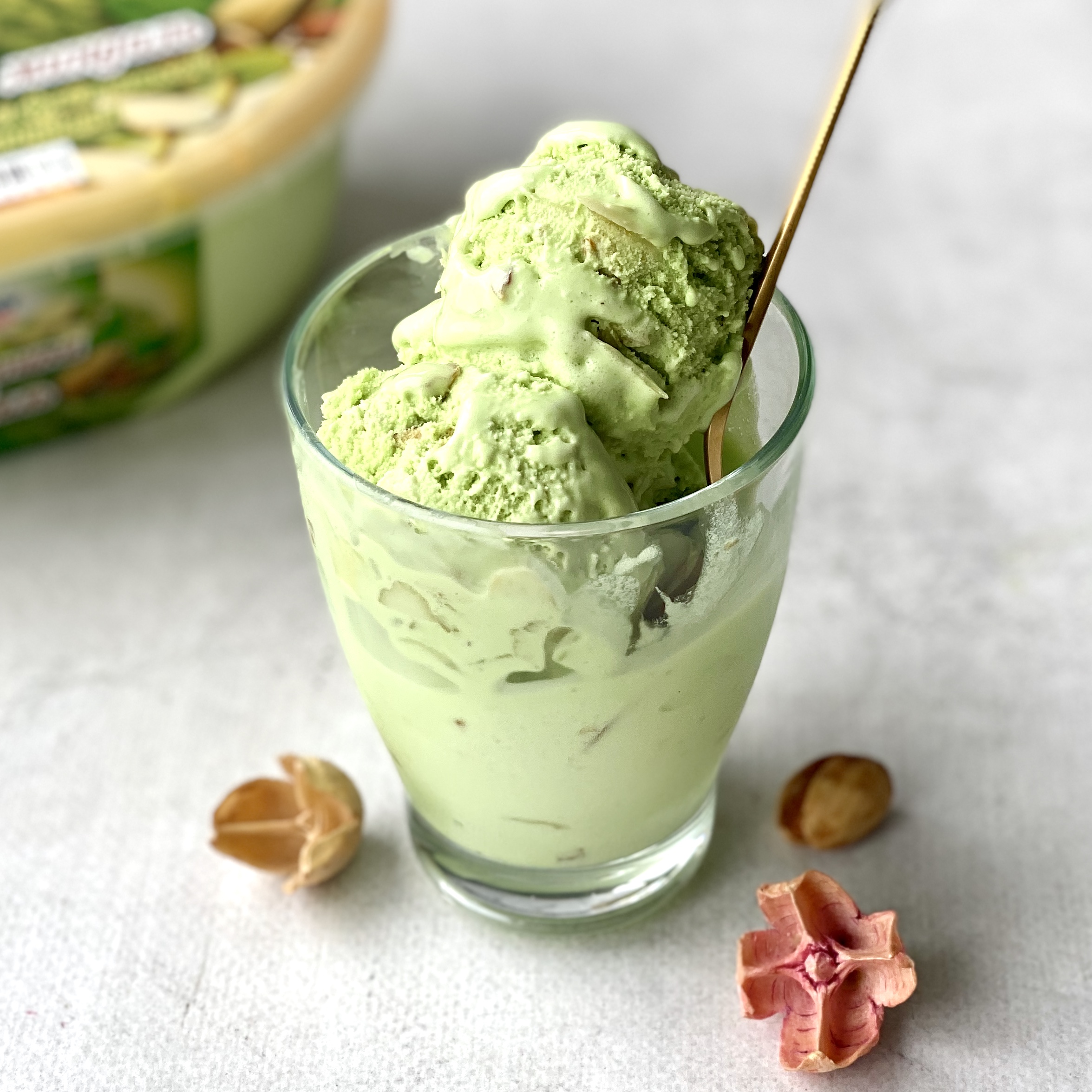 Мороженое пломбир с фисташкой и кусочками миндаля. изображение 6