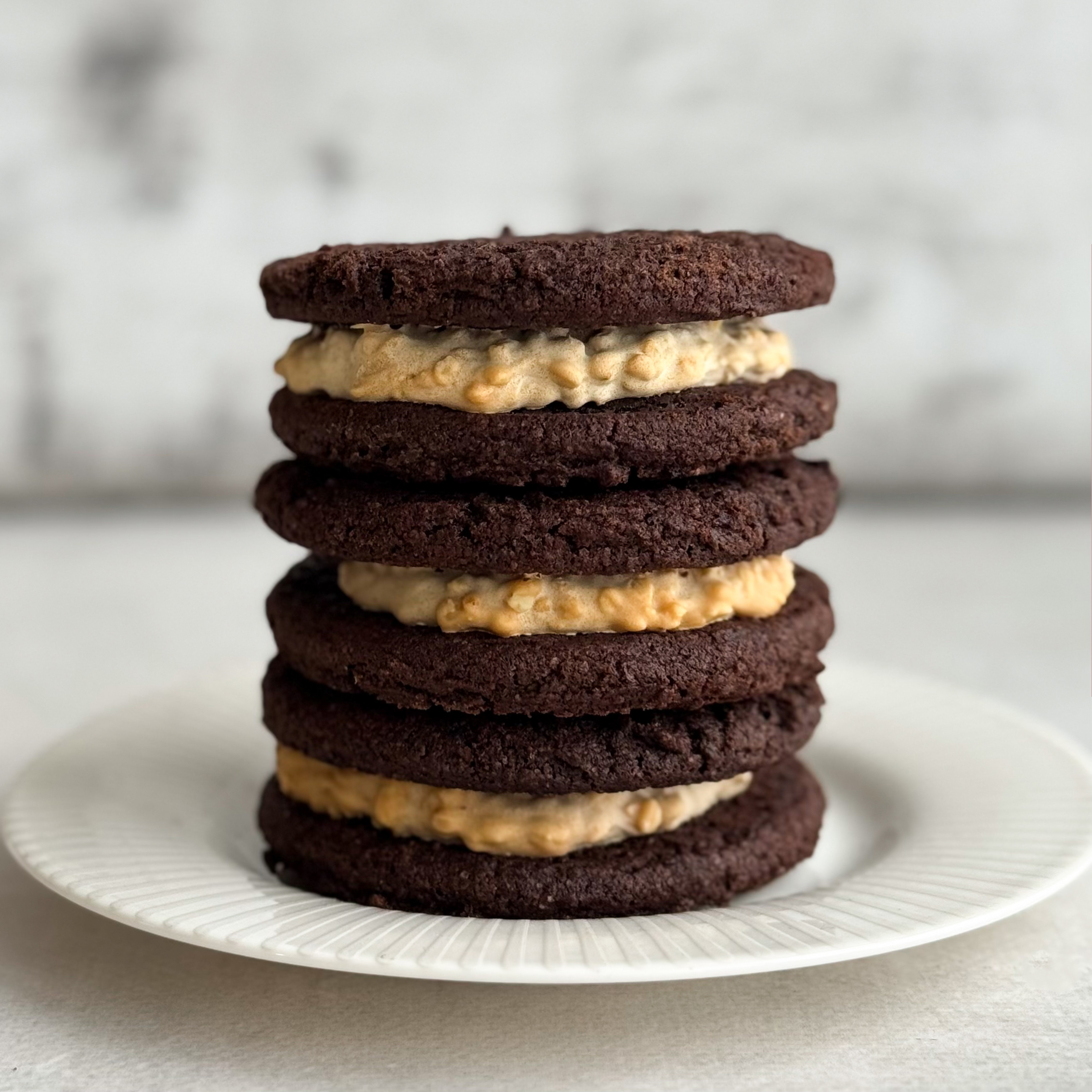 Вупи пай «Брауни с арахисовой пастой» - это два мягких шоколадных печенья брауни с насыщенным какао и нежной кремовой начинкой из арахисовой пасты. Идеальный баланс сладости и легкой ореховой нотки. изображение 1