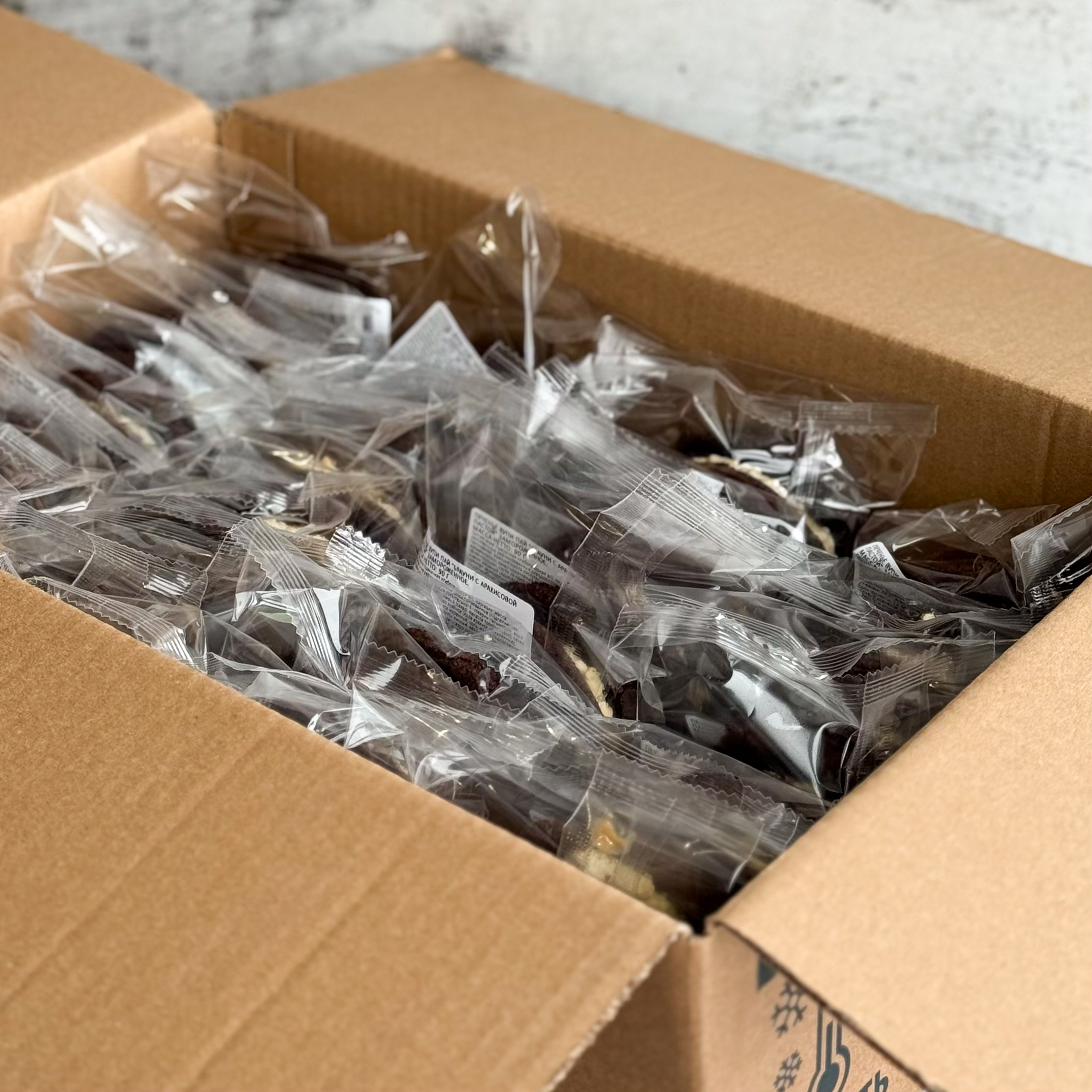 Вупи пай «Брауни с арахисовой пастой» - это два мягких шоколадных печенья брауни с насыщенным какао и нежной кремовой начинкой из арахисовой пасты. Идеальный баланс сладости и легкой ореховой нотки. изображение 3