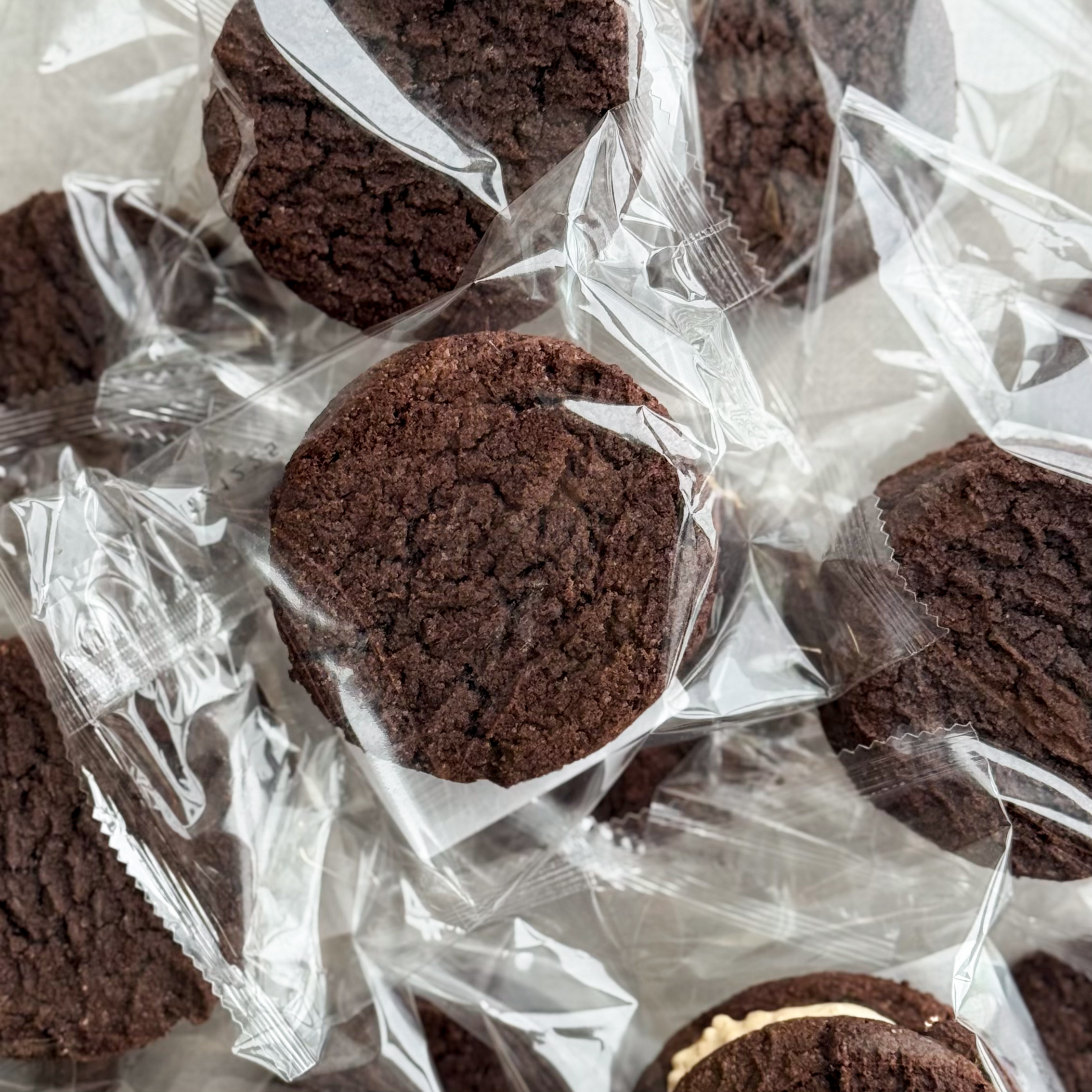 Вупи пай «Брауни с арахисовой пастой» - это два мягких шоколадных печенья брауни с насыщенным какао и нежной кремовой начинкой из арахисовой пасты. Идеальный баланс сладости и легкой ореховой нотки. изображение 4