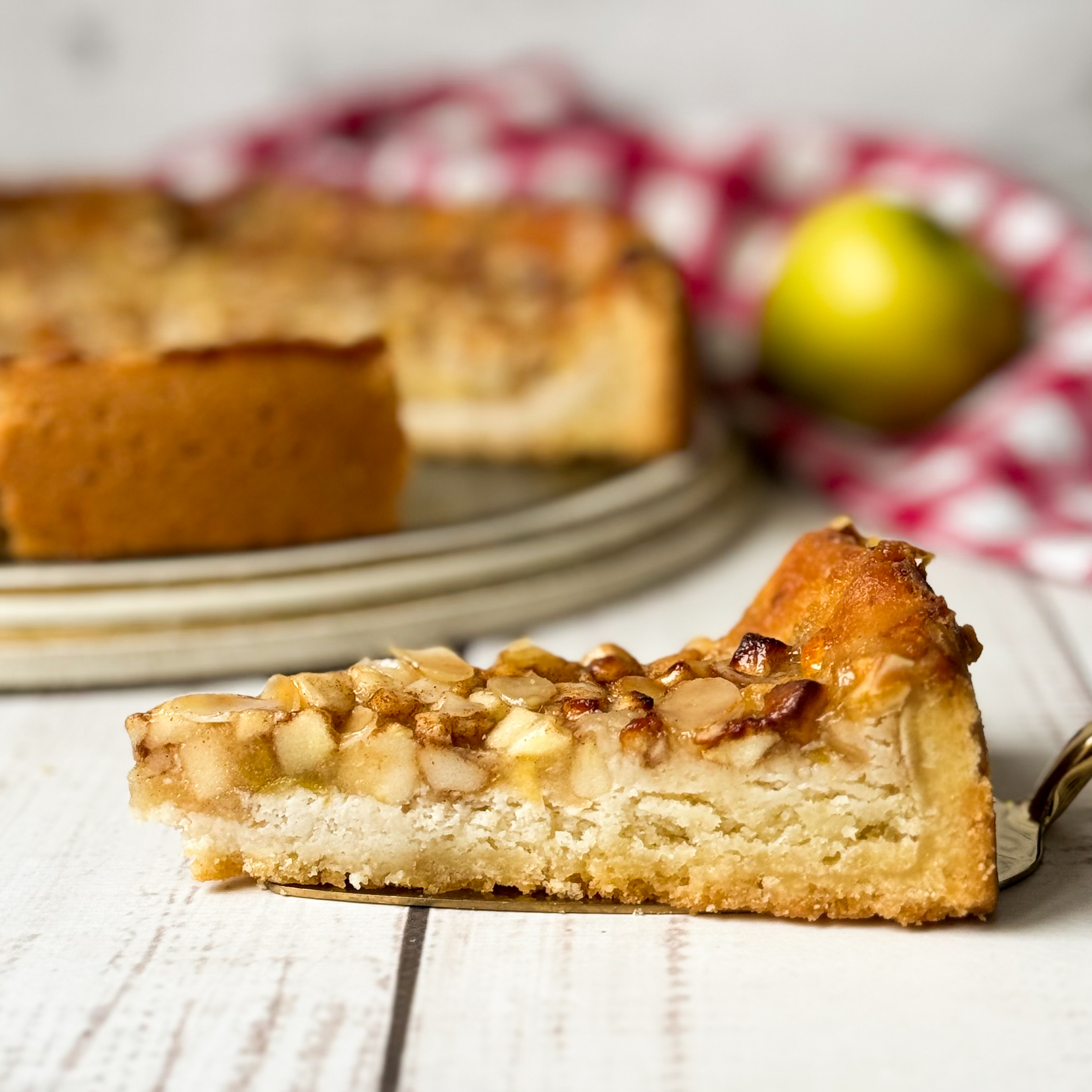 Яблочный пирог с лепестками миндаля на основе из песочного теста изображение 1