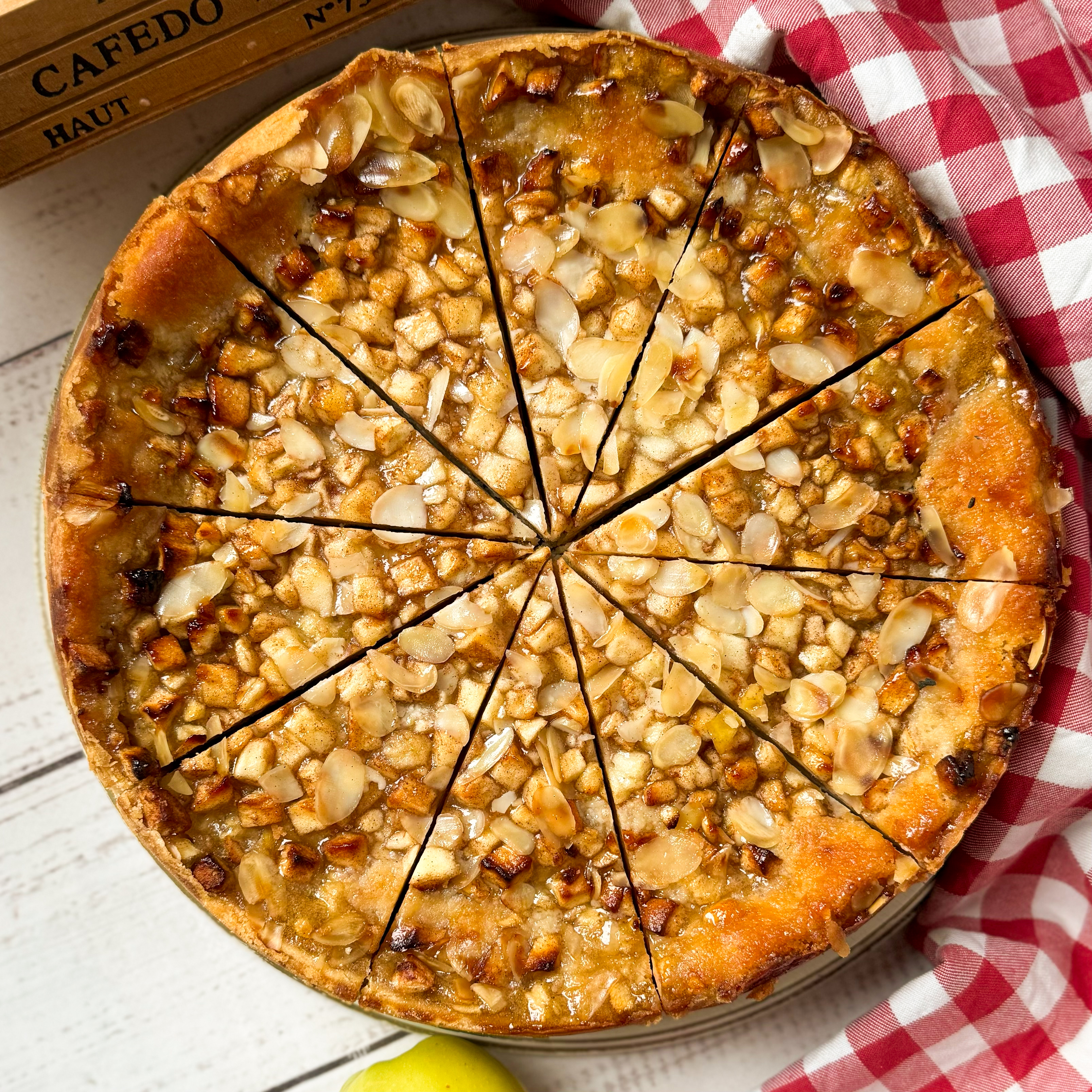 Яблочный пирог с лепестками миндаля на основе из песочного теста изображение 2