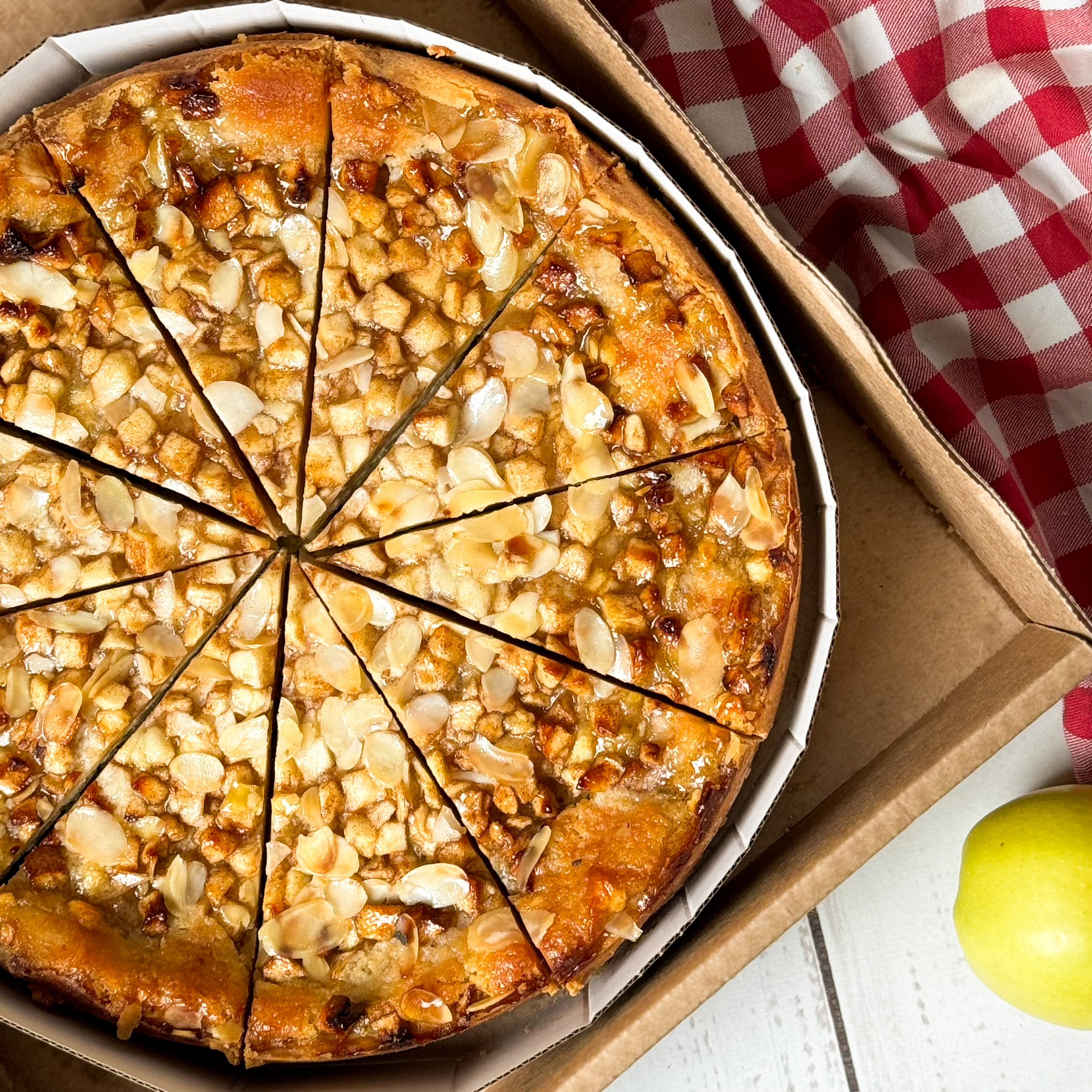 Яблочный пирог с лепестками миндаля на основе из песочного теста изображение 3