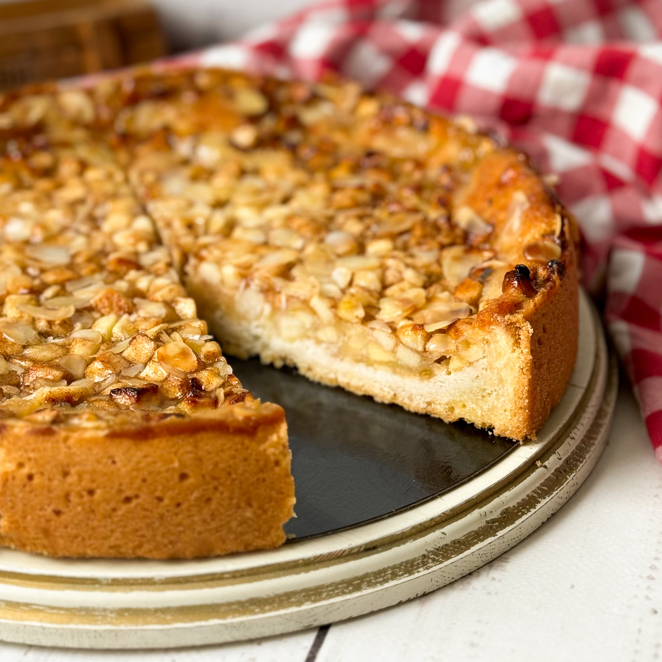 Яблочный пирог с лепестками миндаля на основе из песочного теста изображение 4