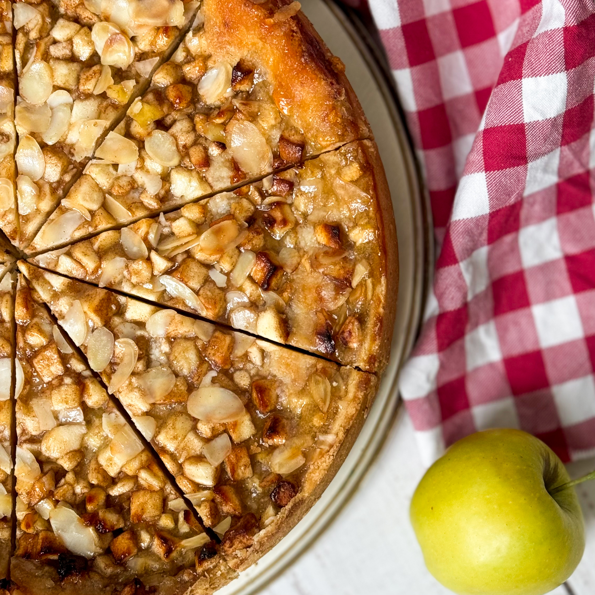 Яблочный пирог с лепестками миндаля на основе из песочного теста изображение 5