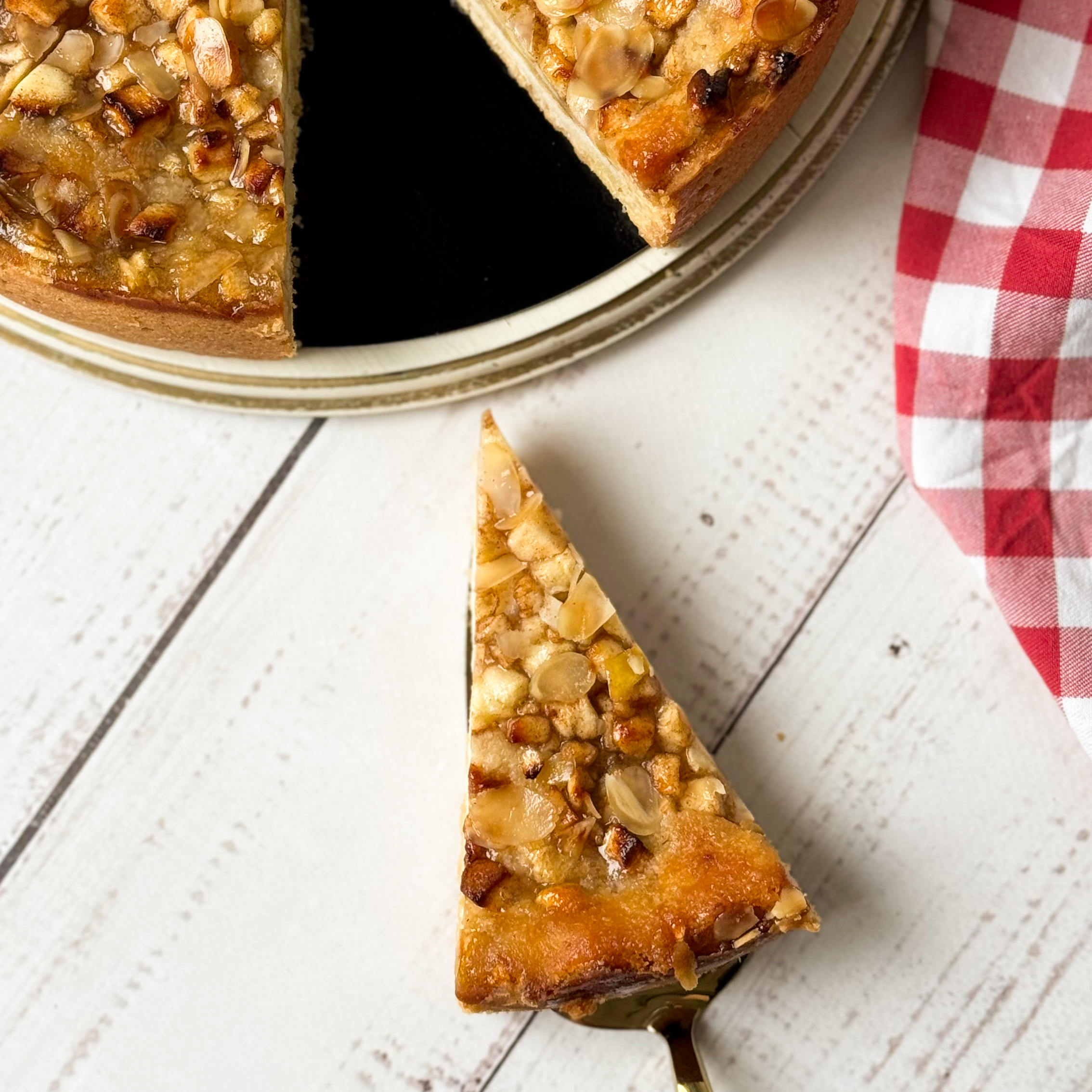 Яблочный пирог с лепестками миндаля на основе из песочного теста изображение 6