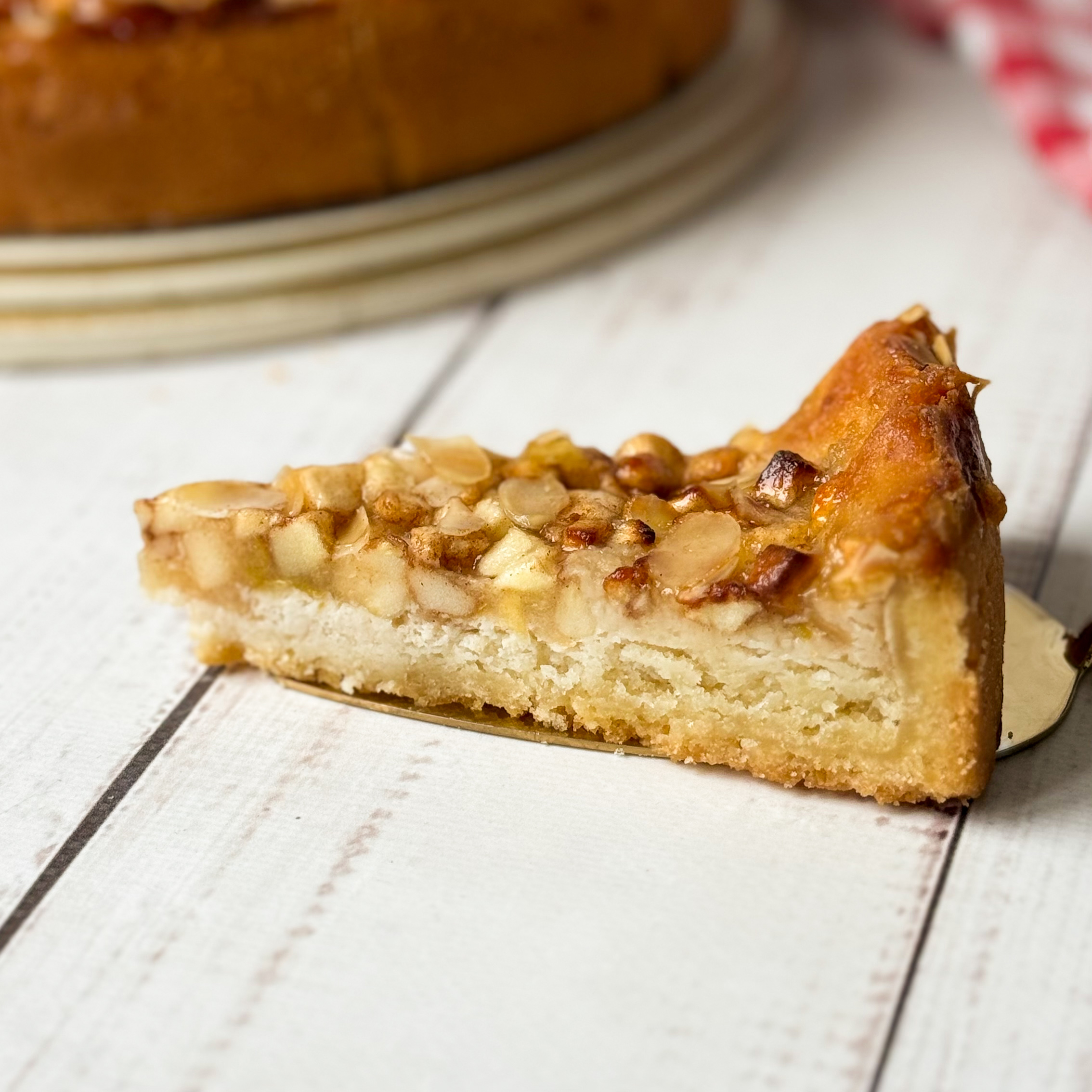 Яблочный пирог с лепестками миндаля на основе из песочного теста изображение 7