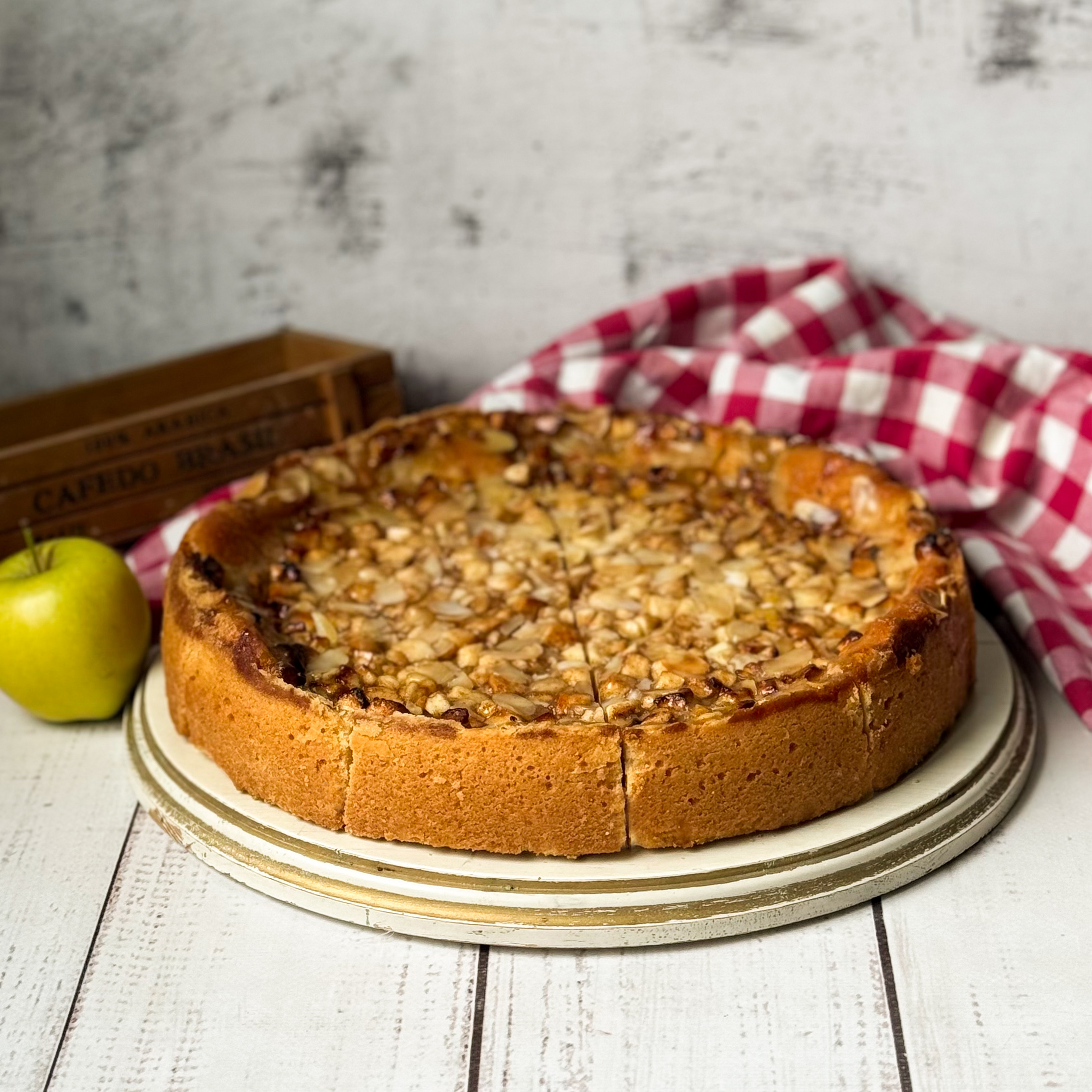 Яблочный пирог с лепестками миндаля на основе из песочного теста изображение 8