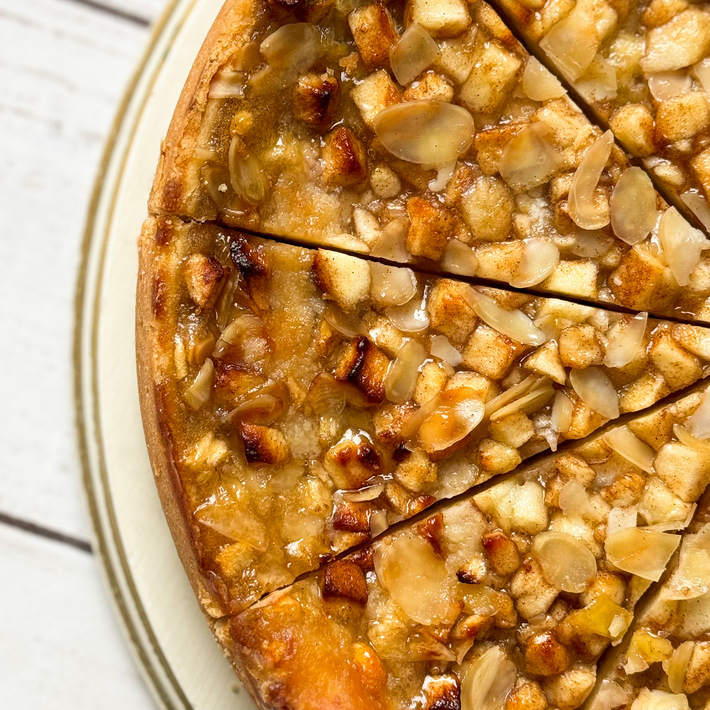 Яблочный пирог с лепестками миндаля на основе из песочного теста изображение 9