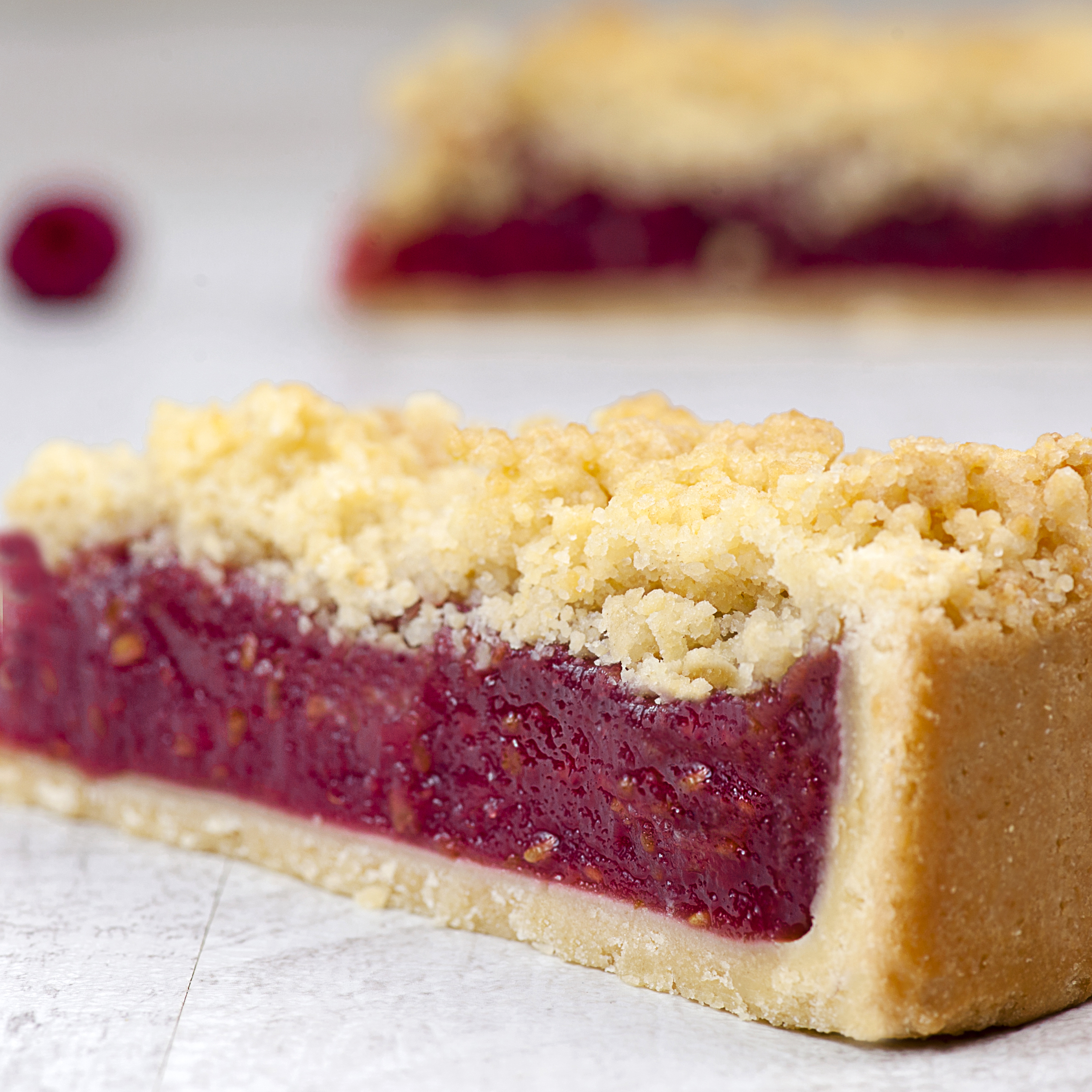 Песочный корж и начинка из спелой малины изображение 1